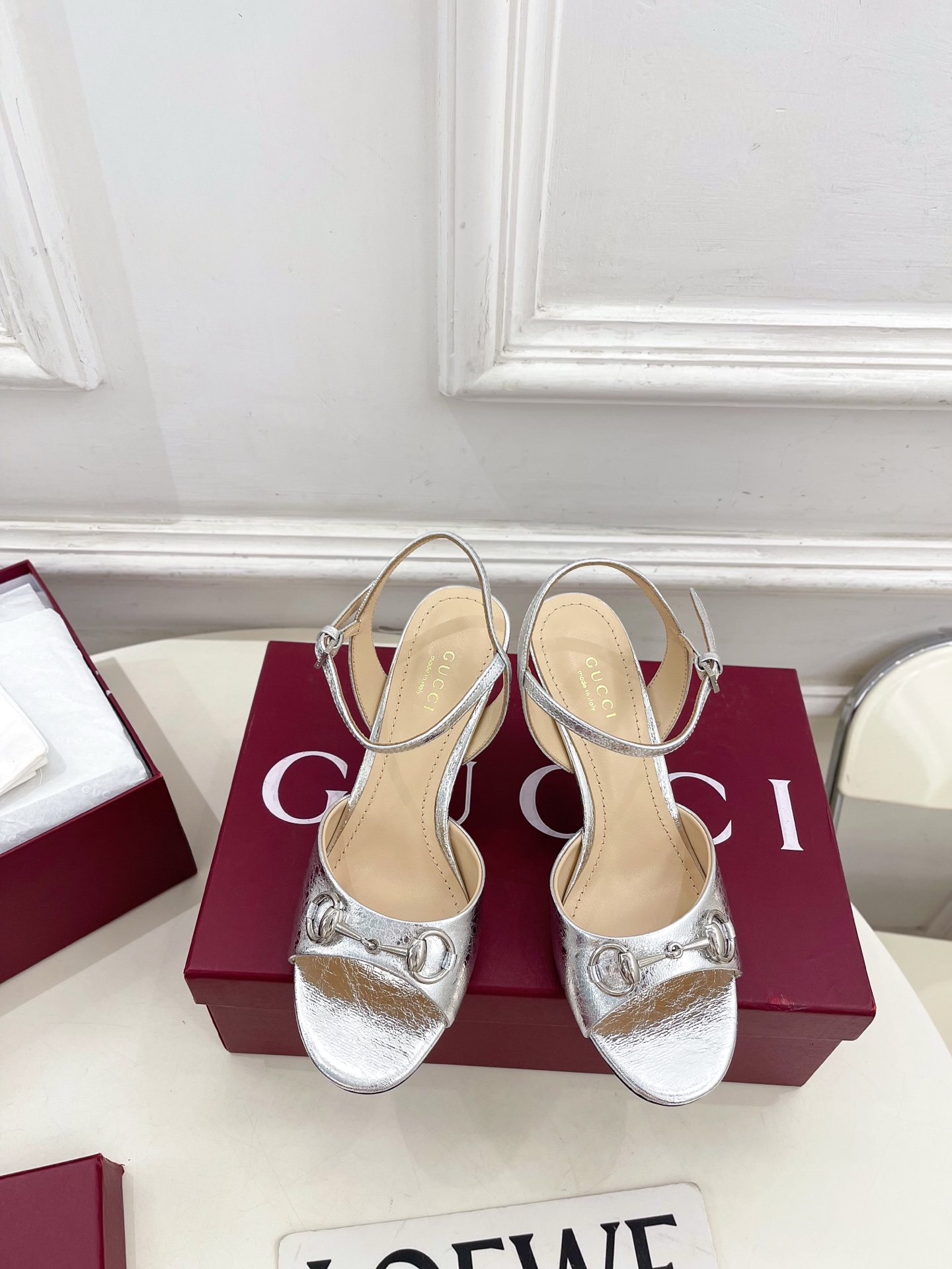 NO:785398,Gucci | Gucci 26 G’s main series is finally released, and the products are worth looking forward to!  Original classic, create new design, 2026 spring and summer new product, classic horsebit presbyopic fish mouth high-heeled sandals, purchasing agent level!  Full of high-end feel!  A favorite among bloggers at home and abroad, it is retro and fashionable, easy to wear and looks great on your feet!  Mainly recommended by BS official website, new colors are continuously updated ━━━━━t ━━━━━ Upper highly customized imported calfskin/GG cloth Lining: imported sheepskin lining Outsole Italian imported genuine leather outsole Heel height 8.5cm Shoe size: 35-39 (40.41. can be customized)  No. 2604045, high heels sandals, gucci, gucci, gucci, sandals, high heels, cowhide, sheepskin, Leather soles19860909Gucci | 古驰 26  G家 主打系列终于面世,狠货值得期待！原有的经典 创造新设计 2026春夏新品 经典马衔扣老花鱼嘴高跟凉鞋 代购级别！高级感十足！国内外博主刷爆的一款,复古又时髦 穿搭简便 上脚美炸了！BS官网主推,新色持续更新 ━━━━━ t ━━━━━ 鞋面高定制进口小牛皮/GG布  内里: 进口羊皮里 大底意大利进口真皮大底 跟高8.5cm 鞋码: 35-39（40.41.可定制）   编号2604045,高跟鞋凉鞋,gucci,gucci,gucci,sandals,high heels,cowhide,sheepskin,Leather soles,Women's Shoes