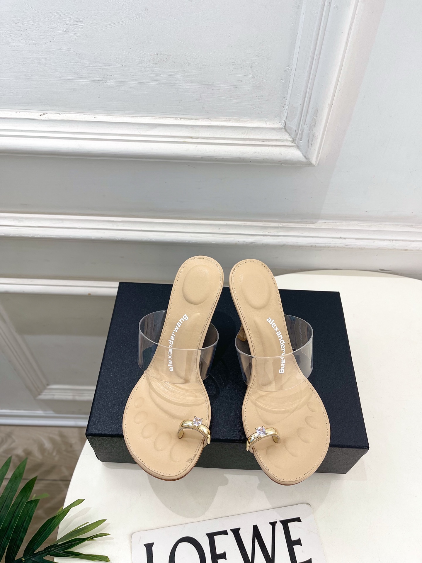 NO:785392,Alexander wang Alexander wang 26 2026 spring and summer new product Rhinestone one-line open-toe high-heeled slippers ———————————— The export rate is very high in European and American street photography. Ins is also very popular. BS has a unique style of couple’s model. The shoe last has been adjusted for a month. The overall smoothness of the lines remains consistent with the original version. It is really handsome. Fabric: original high-customized calfskin TPU. Lining: imported sheepskin. Outsole: original imported cowhide outsole.  Heel height: 10.5cm Size: 35-39 (34.40.41.42 customization is not returnable) No. 2604044, high heels and slippers, alexander wang, high heels, slippers, cowhide, sheepskin19860909Alexander wang 亚力山大王 26 2026春夏新品 水钻一字带露趾高跟拖鞋 ———————————— 在欧美街拍中出境率超高 ins也是火了一把 BS这款具有独特风格的情侣款“调鞋楦都调了一个月 整体线条流畅性保持跟原版一致 真的太帅了 面料:原版高定制小牛皮TPU 内里:进口羊皮 大底:原版进口牛皮大底 跟高:10.5cm 码数:35-39（34.40.41.42定制不退换）  编号2604044,高跟鞋拖鞋,alexander wang,high heels,slippers,cowhide,sheepskin,Women's Shoes