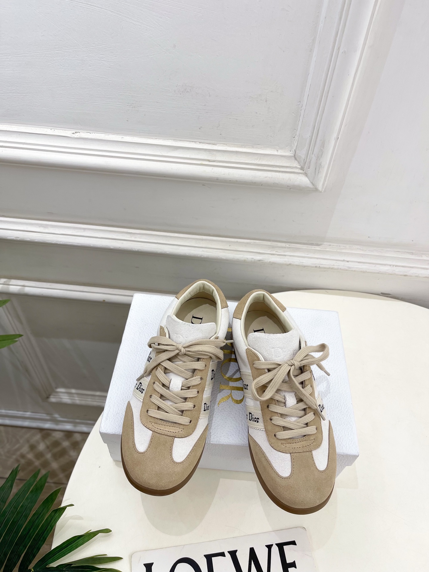 NO:786405,Dior | Dior 26 2026 spring and summer new products, top version, the main product of the counter is the new Dior Ribbon sneakers, new hard goods, BS purchasing level!  Full of high-end feel!  A popular model among bloggers at home and abroad, it’s retro and fashionable, and your feet look stunning!  The official website's main recommendation★ ━━━━━ t ━━━━━ Original custom-made cow velvet technical fabric for the upper. Lining: Imported sheepskin. Original open-molded anti-slip outsole. Shoe size: 35-39 (40. Customized, non-refundable). No. 2604045, casual shoes/sports shoes, dior, dior, sneakers, sheepskin19860909Dior | 迪奥 26 2026春夏新品 顶级版本 专柜主打新款 Dior Ribbon 运动鞋 硬货上新 BS代购级别！高级感十足！国内外博主刷爆的一款,复古又时髦 上脚美炸了！官网主推款★ ━━━━━ t ━━━━━ 鞋面原版定制牛绒科技面料  内里: 进口羊皮 大底原版开模防滑大底 鞋码: 35-39（40.定制不退换） 编号2604045,休闲鞋/运动鞋,dior,dior,sneakers,sheepskin,Women's Shoes