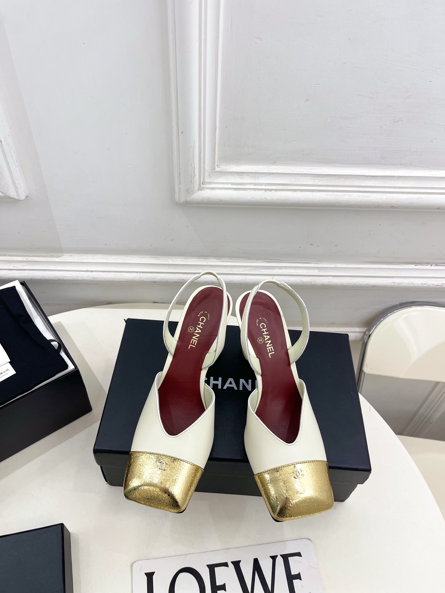 NO:786393,| Xiaoxiang 26 2026 spring and summer new products, classic catwalk style in the counter, Xiaoxiang double C square toe color-blocked back thick heel sandals are new in the series. The absolute best in the BS fashion circle. The matching will interpret the meticulous, minimalist and never-fading classic elements, showing a unique dressing style that is too beautiful to say. A must-have for summer... ━━━━━ t  ━━━━━ Highly customized original lambskin upper, imported silk sheepskin lining, original Italian leather outsole, heel height 8.5cm, shoe size: 35-39 (40.41 customized, non-returnable) No. 2604043, high heels sandals, sandals, high heels, sheepskin, Leather soles19860909| 小香 26 2026 春夏新品 专柜经典走秀款 小香双C方头拼色后空粗跟凉鞋 系列上新 BS时尚圈的绝绝子 搭配将演绎着细致 极简 永不褪去的经典元素 展现与众不同的穿搭风格美到无话可说 夏季必入款…… ━━━━━ t ━━━━━ 鞋面高定制原版小羊皮 内里进口丝绸羊皮里 大底原版意大利真皮大底 跟高8.5cm 鞋码: 35-39（40.41定制不退换） 编号2604043,高跟鞋凉鞋,sandals,high heels,sheepskin,Leather soles,Women's Shoes