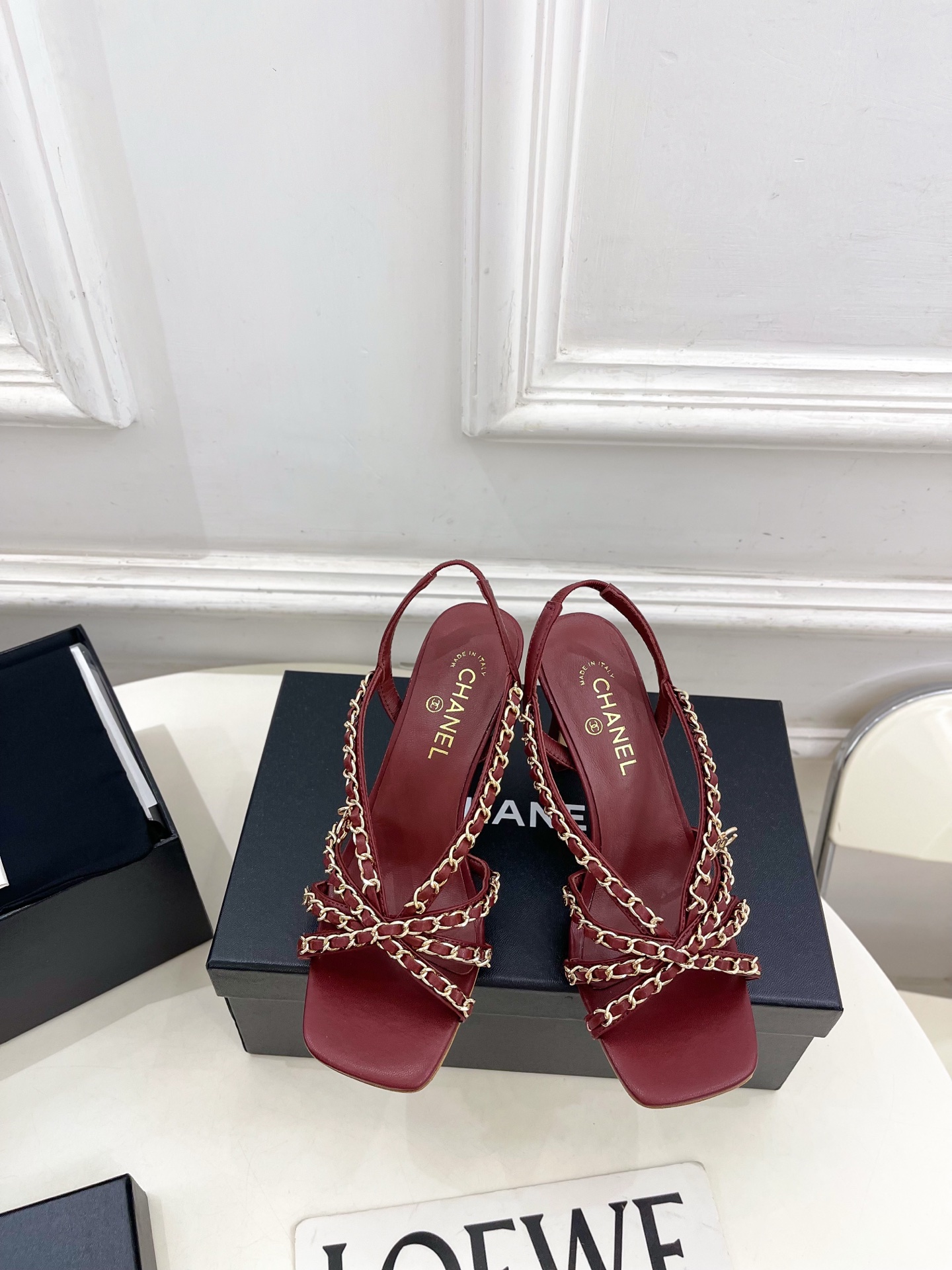 NO:786387,| Xiaoxiang 26 2026 spring and summer new products, classic catwalk models in the counter, Xiaoxiang double C chain square toe high-heeled sandals are new in the series. The absolute best in the BS fashion circle. The matching will interpret the meticulous, minimalist and never-fading classic elements, showing a unique dressing style that is too beautiful to say. A must-have style in summer... ━━━━━ t ━━━━━  Highly customized original lambskin upper, imported silk sheepskin lining, outsole, original Italian leather outsole, heel height 8cm, shoe size: 35-39 (40.41 customization is non-returnable) No. 2604043, high heels sandals, sandals, high heels, sheepskin, Leather soles19860909| 小香 26 2026 春夏新品 专柜经典走秀款 小香双C链条方头高跟凉鞋 系列上新 BS时尚圈的绝绝子 搭配将演绎着细致 极简 永不褪去的经典元素 展现与众不同的穿搭风格美到无话可说 夏季必入款…… ━━━━━ t ━━━━━ 鞋面高定制原版小羊皮 内里进口丝绸羊皮里 大底原版意大利真皮大底 跟高8cm 鞋码: 35-39（40.41定制不退换） 编号2604043,高跟鞋凉鞋,sandals,high heels,sheepskin,Leather soles,Women's Shoes