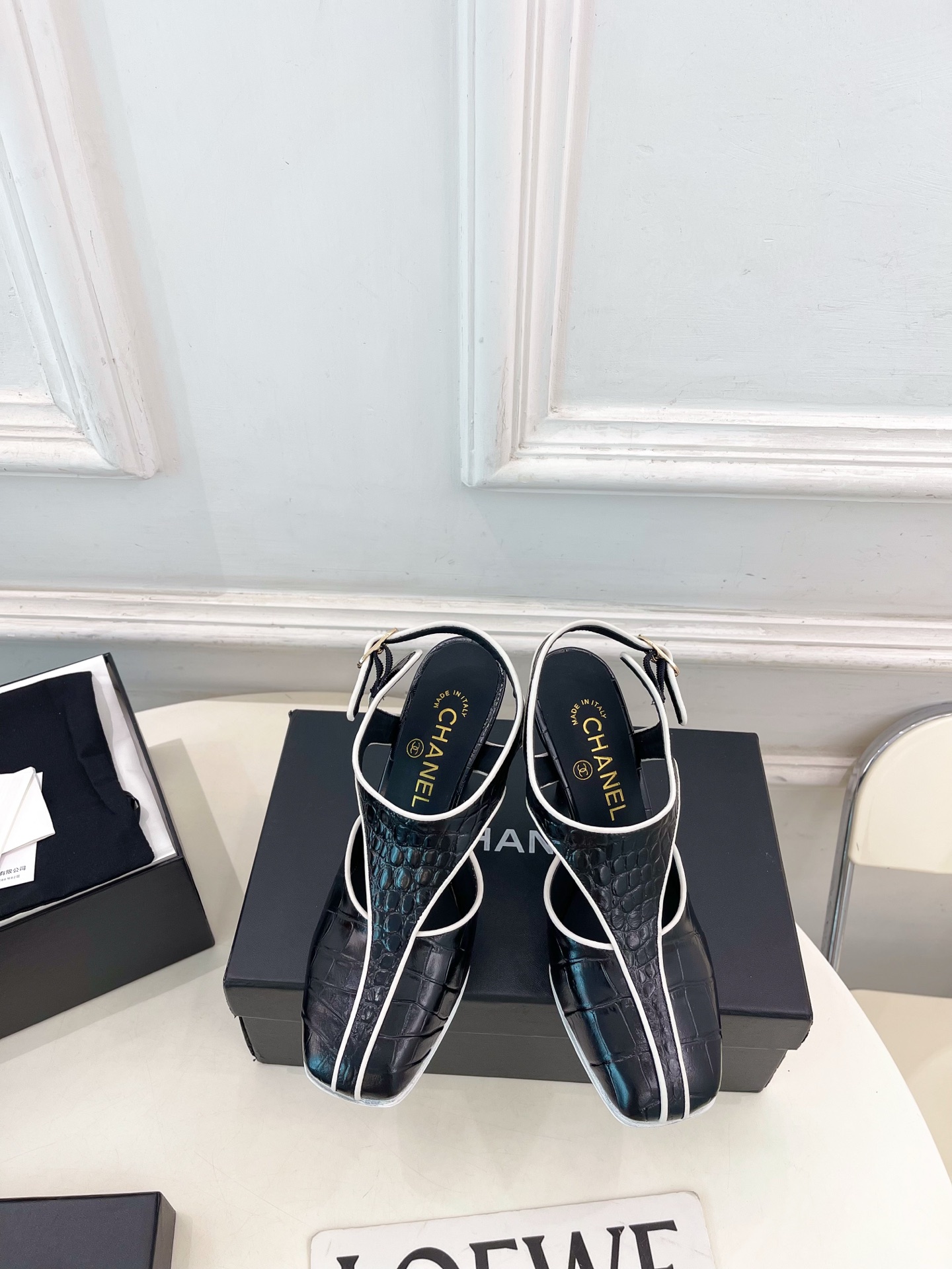 NO:786370,| Xiaoxiang 26 2026 spring and summer new products, classic catwalk style in the counter, Xiaoxiang T-shaped square toe color-blocked back high-heeled sandals are new in the series. The absolute best in the BS fashion circle. The matching will interpret the meticulous, minimalist and never-fading classic elements, showing a unique dressing style that is too beautiful to say. A must-have for summer... ━━━━━ t  ━━━━━ Highly customized original fabric for the upper, imported silk sheepskin lining, original Italian genuine leather outsole, 9cm heel height, shoe size: 35-39 (40.41 customized, non-refundable) No. 2604043, high-heeled sandals, sandals, high heels, sheepskin, Leather soles19860909| 小香 26 2026 春夏新品 专柜经典走秀款 小香T字带方头拼色后空高跟凉鞋 系列上新 BS时尚圈的绝绝子 搭配将演绎着细致 极简 永不褪去的经典元素 展现与众不同的穿搭风格美到无话可说 夏季必入款…… ━━━━━ t ━━━━━ 鞋面高定制原版面料 内里进口丝绸羊皮里 大底原版意大利真皮大底 跟高9cm 鞋码: 35-39（40.41定制不退换） 编号2604043,高跟鞋凉鞋,sandals,high heels,sheepskin,Leather soles,Women's Shoes
