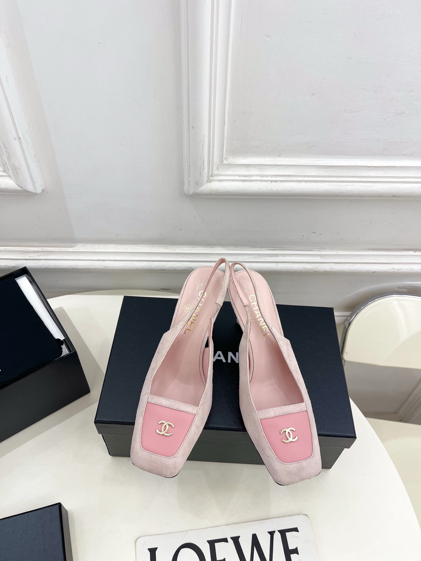 NO:786404,| Xiaoxiang 26 2026 spring and summer new products, classic catwalk style in the counter, Xiaoxiang double C square toe color-blocked high-heeled back sandals are new in the series. The absolute best in the BS fashion circle. The matching will interpret the meticulous, minimalist and never-fading classic elements, showing a unique dressing style that is too beautiful to say. A must-have for summer... ━━━━━ t  ━━━━━ The upper is made of high-customized original sheep leather. The lining is imported silk sheepskin. The outsole is made of original Italian leather. Heel height is 8cm. Shoe size: 35-39 (40.41 customization is not returnable). No. 2604043, high-heeled sandals, sandals, high heels, sheepskin, sheep, Leather soles19860909| 小香 26 2026 春夏新品 专柜经典走秀款 小香双C方头拼色高跟后空凉鞋 系列上新 BS时尚圈的绝绝子 搭配将演绎着细致 极简 永不褪去的经典元素 展现与众不同的穿搭风格美到无话可说 夏季必入款…… ━━━━━ t ━━━━━ 鞋面高定制原版羊京皮 内里进口丝绸羊皮里 大底原版意大利真皮大底 跟高8cm 鞋码: 35-39（40.41定制不退换） 编号2604043,高跟鞋凉鞋,sandals,high heels,sheepskin,sheep,Leather soles,Women's Shoes