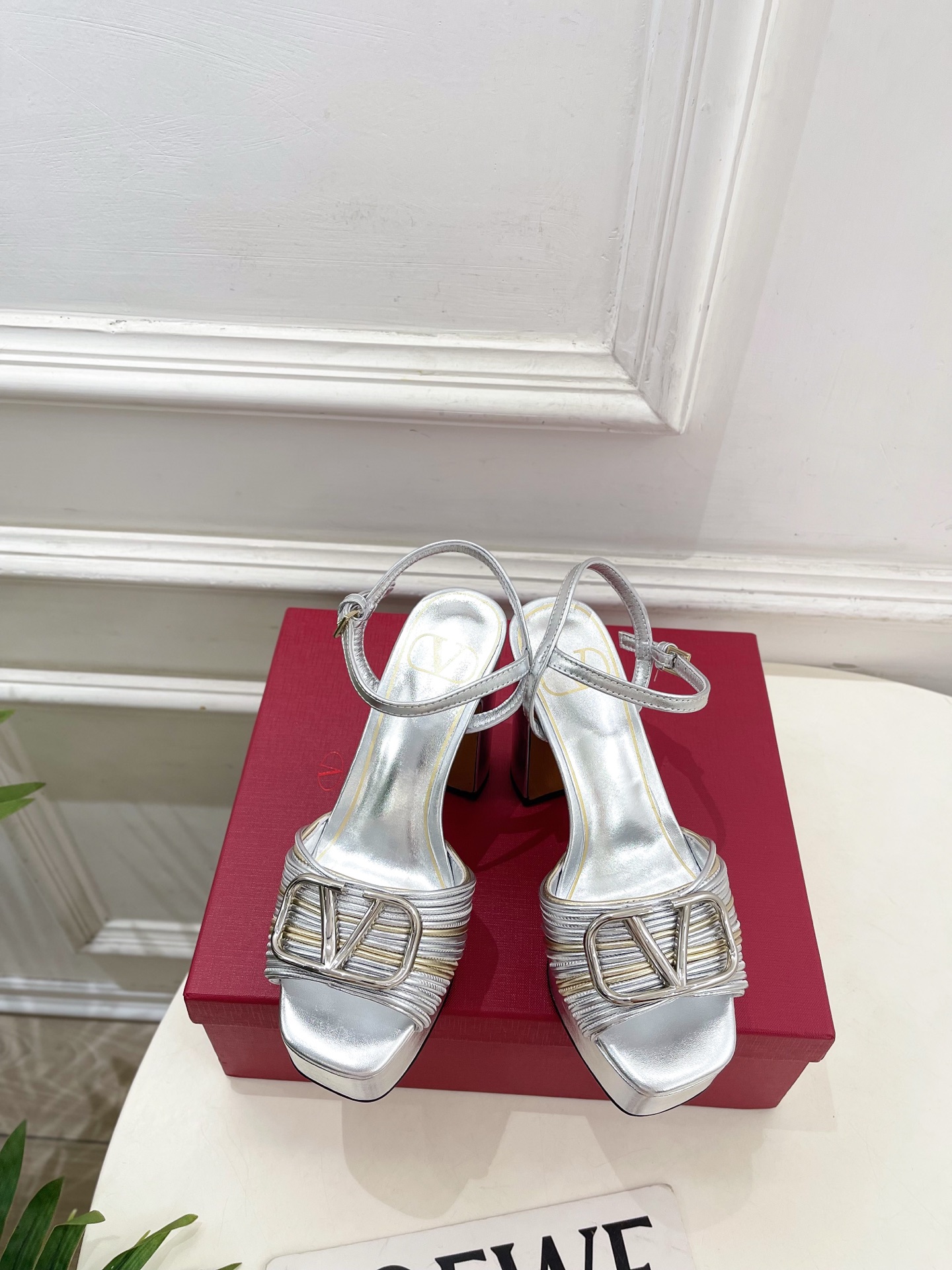 NO:786398,Valentino Valentino 26 2026 new spring and summer large V buckle thin strap platform high-heeled sandals are new ———————————— Valentino Garavani’s classic “Roman Stud” series debuts in a new interpretation!  The latest golden V-buckle element is full of high-end feel!  BS is extremely fashionable ~ Original custom-made metal cowhide upper, imported sheepskin lining, Italian genuine leather outsole, heel height 11cm, platform 3.5cm, size 35-39 (40.41 custom made, non-refundable) No. 2604045, high heels and sandals, valentino, valentino, sandals, high heels, cowhide, sheepskin, Leather soles19860909Valentino 华伦天奴 26 2026春夏新品 大V扣细带防水台高跟凉鞋 上新 —————————————— Valentino Garavani 的经典“Roman Stud”系列以全新的诠释方式首发！最新金色V扣元素 满满的高级感 ！BS时尚度爆棚～ 鞋面原版定制金属牛皮 内里进口羊皮里 大底意大利真皮大底  跟高11cm水台3.5cm 码数35-39（40.41定做不退换） 编号2604045,高跟鞋凉鞋,valentino,valentino,sandals,high heels,cowhide,sheepskin,Leather soles,Women's Shoes