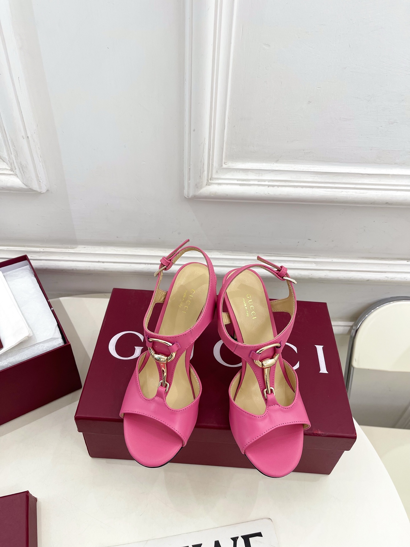 NO:786392,Gucci | Gucci 26 G’s main series is finally released, and the products are worth looking forward to!  Original classic, create new design, 2026 spring and summer new product, T-shaped high-heeled fish mouth sandals with horsebit, purchasing agent level!  Full of high-end feel!  A favorite among bloggers at home and abroad, it is retro and fashionable, easy to wear and looks great on your feet!  BS official website mainly recommends, new colors are constantly updated ━━━━━ t ━━━━━ Upper highly customized imported calfskin Lining: imported sheepskin lining Outsole Italian imported genuine leather outsole Heel height 10.5cm Shoe size: 35-39 (40.41. can be customized)  No. 2604045, high heels sandals, gucci, gucci, gucci, sandals, high heels, cowhide, sheepskin, Leather soles19860909Gucci | 古驰 26  G家 主打系列终于面世,狠货值得期待！原有的经典 创造新设计 2026春夏新品 T字带马衔扣高跟鱼嘴凉鞋 代购级别！高级感十足！国内外博主刷爆的一款,复古又时髦 穿搭简便 上脚美炸了！BS官网主推,新色持续更新 ━━━━━ t ━━━━━ 鞋面高定制进口小牛皮  内里: 进口羊皮里 大底意大利进口真皮大底 跟高10.5cm 鞋码: 35-39（40.41.可定制）  编号2604045,高跟鞋凉鞋,gucci,gucci,gucci,sandals,high heels,cowhide,sheepskin,Leather soles,Women's Shoes