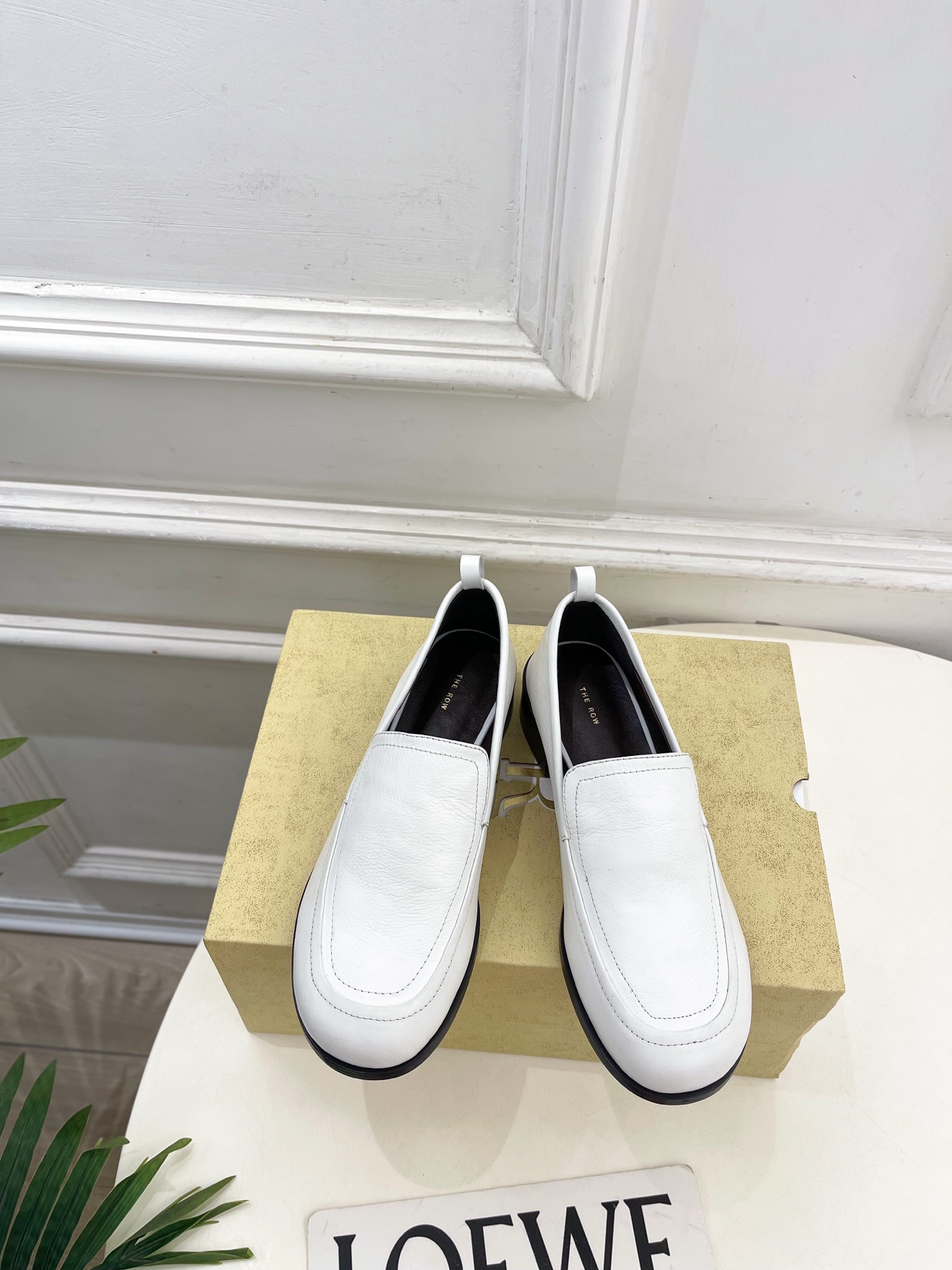 NO:787124,The row 2026 spring and summer new product TR minimalist flat loafers ———————— As the most popular designer brand in the past two years, the design is simple, the details are clever, fresh and refined!  If you don’t want to hit the streets with random styles, you can check out this brand. It’s relatively niche but is so easy to match. You can see this brand everywhere on Instagram and Xiaohongshu!  BS original version customized one to one!  Original custom-made leather upper, imported hybrid sheepskin lining, original imported genuine leather outsole, heel height 3cm, size 35~39 (40.41 custom-made, non-returnable) No. 2604045, loafers, sheepskin, Leather soles19860909The row 2026春夏新品 TR极简平底乐福鞋 ————————— 作为这两年最受欢迎的设计师牌,设计简单、细节巧妙、清新脱俗！ 不想满大街撞款的可以看看这个品牌,比较小众却又是那么好搭配,ins、小红书随处可见这个品牌的身影 ！BS原版一比一定制！ 鞋面原版特定制皮面 内里进口混种羊皮 大底原版进口真皮大底 跟高3cm 码数35~39(40.41订做不退换） 编号2604045,乐福鞋,loafers,sheepskin,Leather soles,Women's Shoes