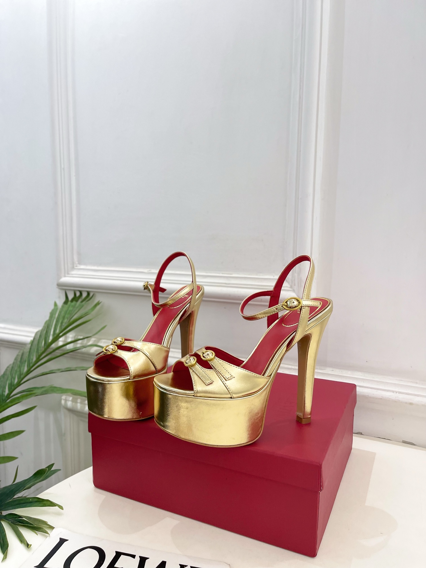 Valentino  华伦天奴 26𝐬𝐬2026春夏新品 VT双扣带防水台高跟凉鞋 上新☑️——————