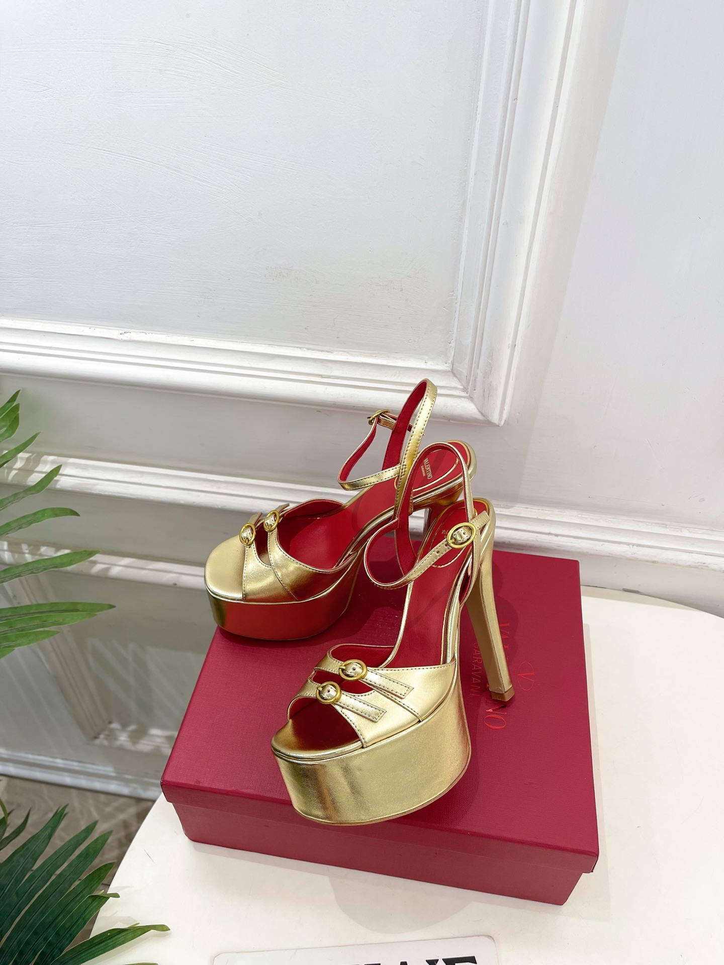 Valentino  华伦天奴 26𝐬𝐬2026春夏新品 VT双扣带防水台高跟凉鞋 上新☑️——————