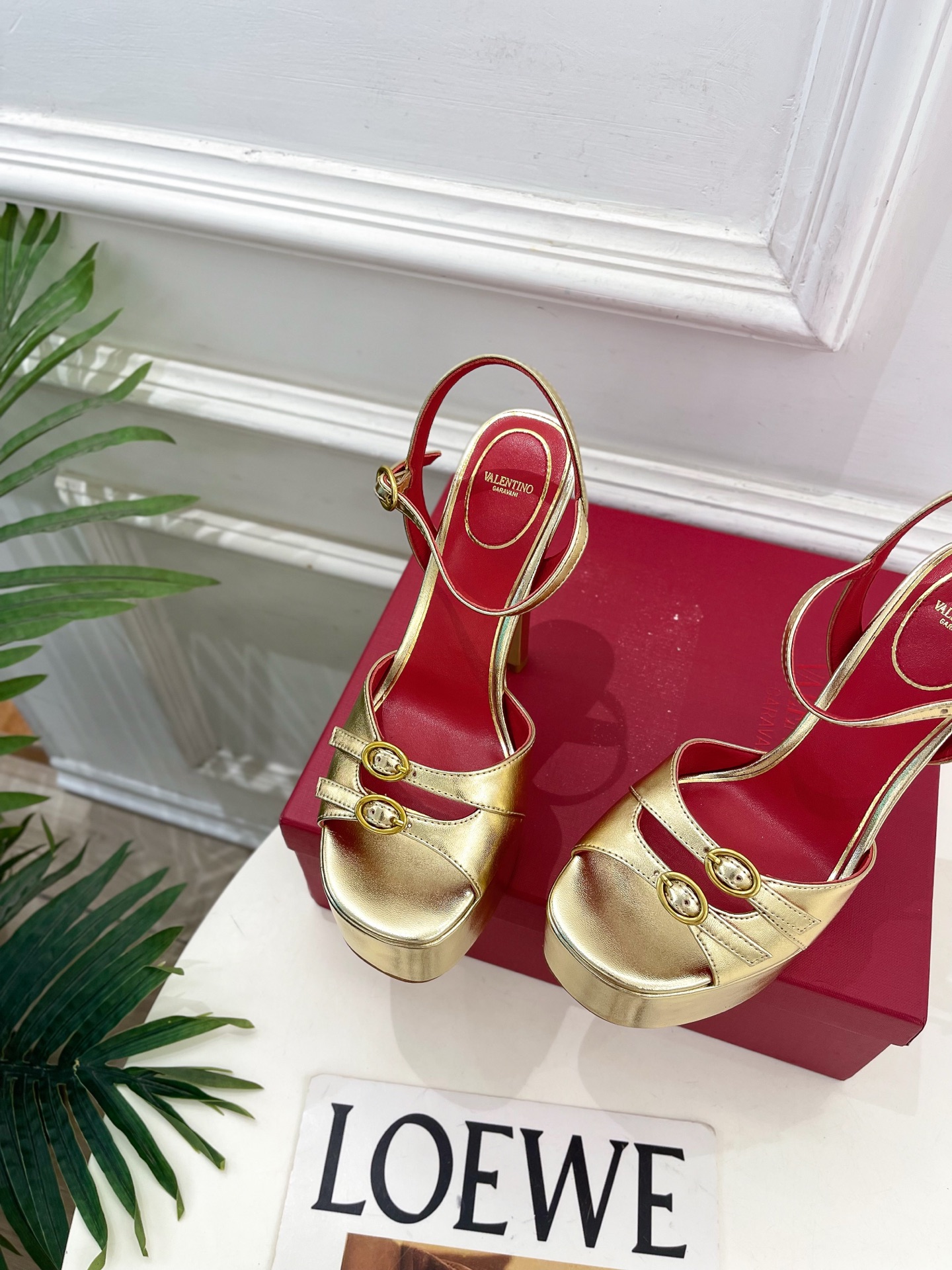 Valentino  华伦天奴 26𝐬𝐬2026春夏新品 VT双扣带防水台高跟凉鞋 上新☑️——————