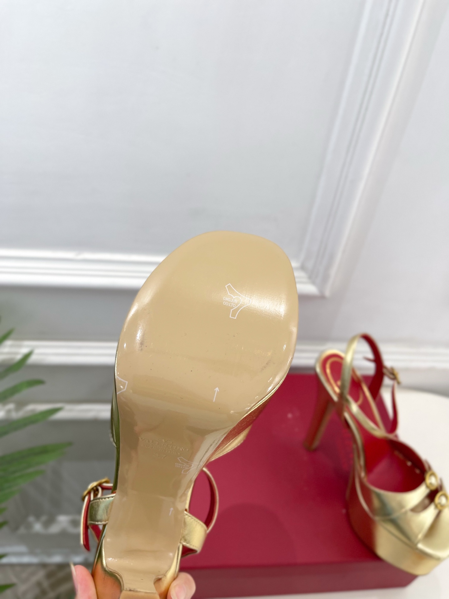 Valentino  华伦天奴 26𝐬𝐬2026春夏新品 VT双扣带防水台高跟凉鞋 上新☑️——————