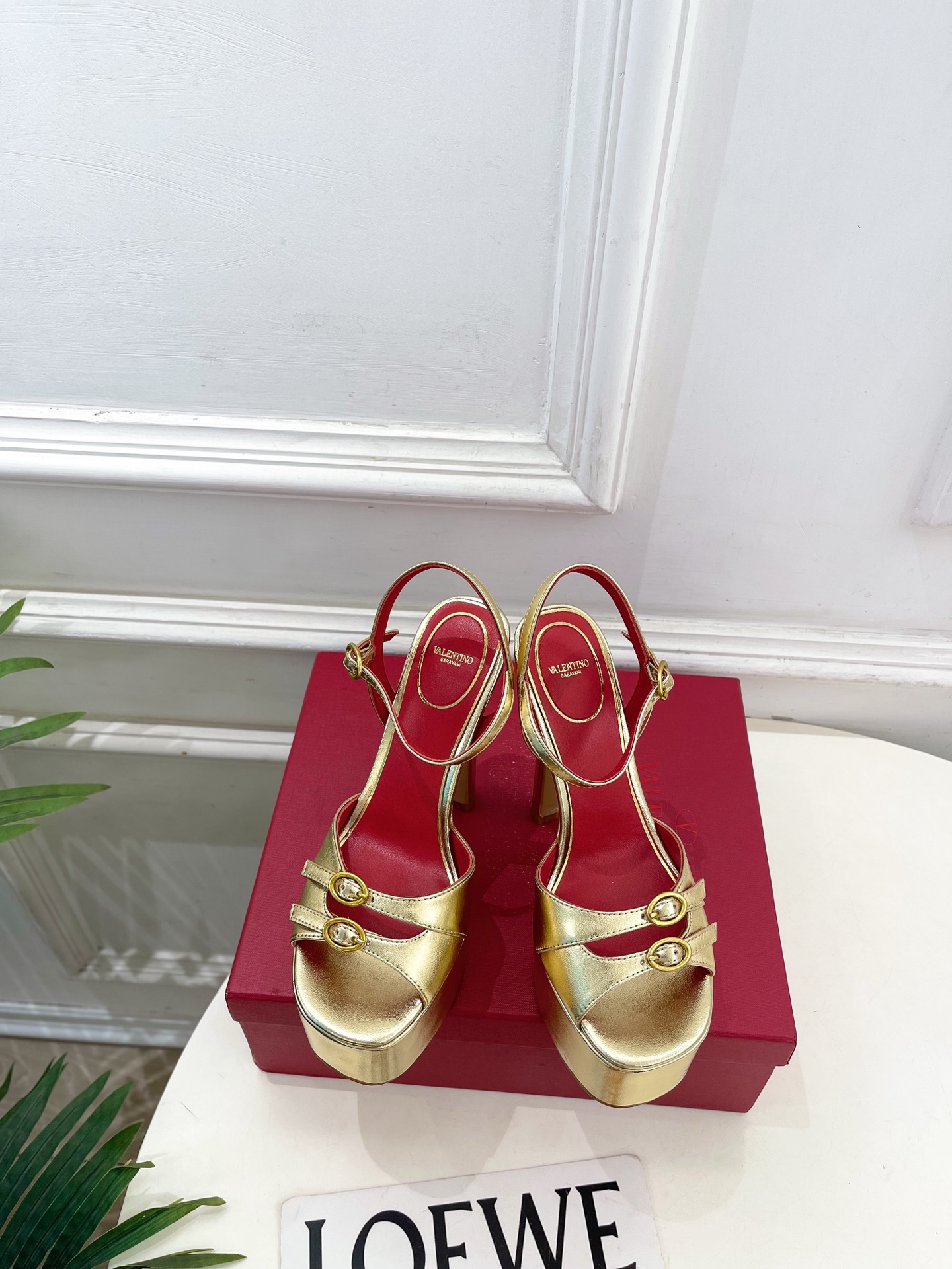 Valentino  华伦天奴 26𝐬𝐬2026春夏新品 VT双扣带防水台高跟凉鞋 上新☑️——————