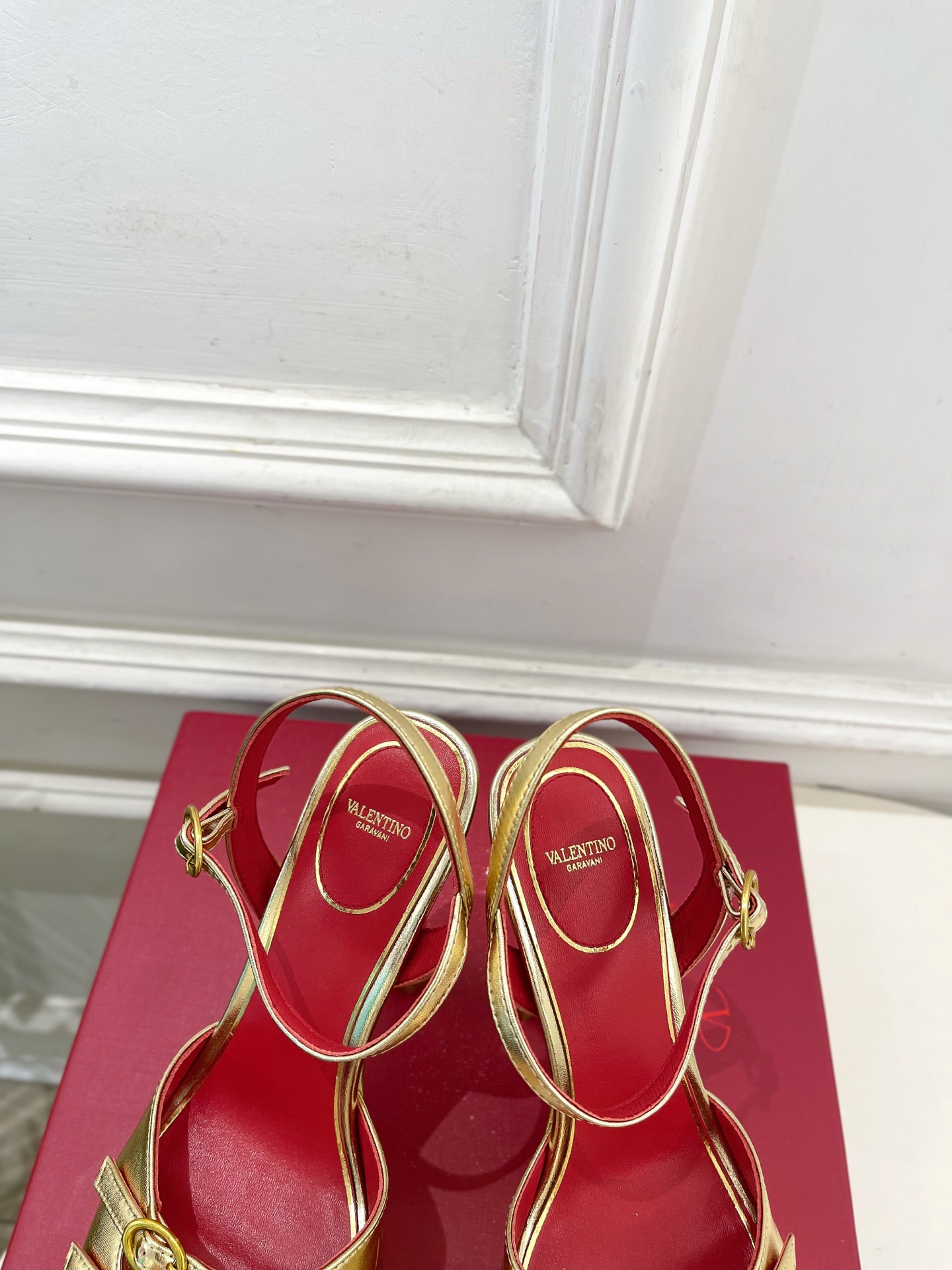 Valentino  华伦天奴 26𝐬𝐬2026春夏新品 VT双扣带防水台高跟凉鞋 上新☑️——————