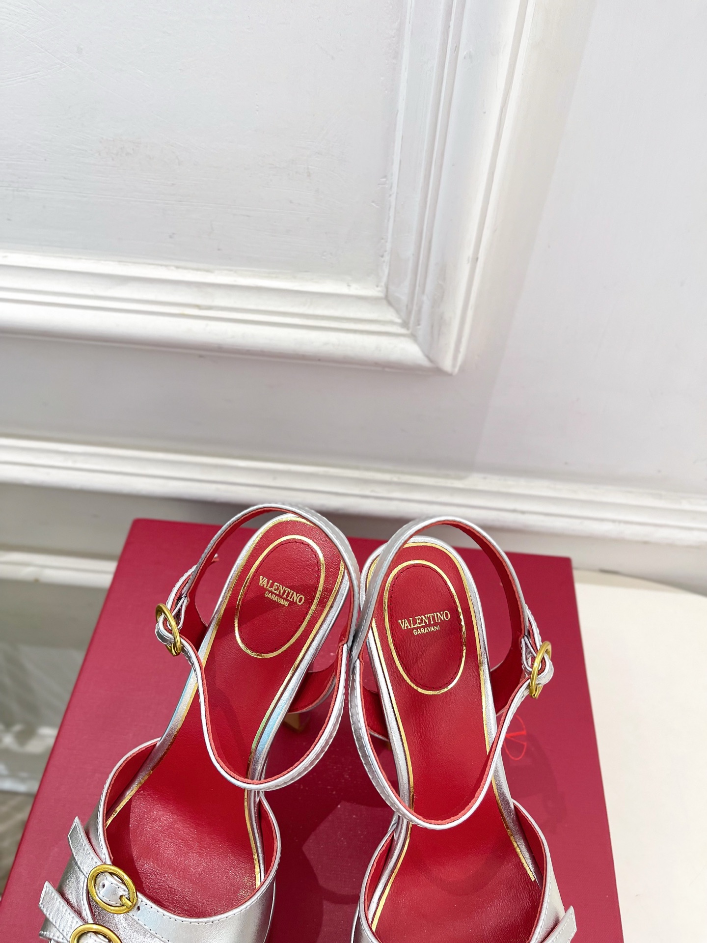 Valentino  华伦天奴 26𝐬𝐬2026春夏新品 VT双扣带防水台高跟凉鞋 上新☑️——————