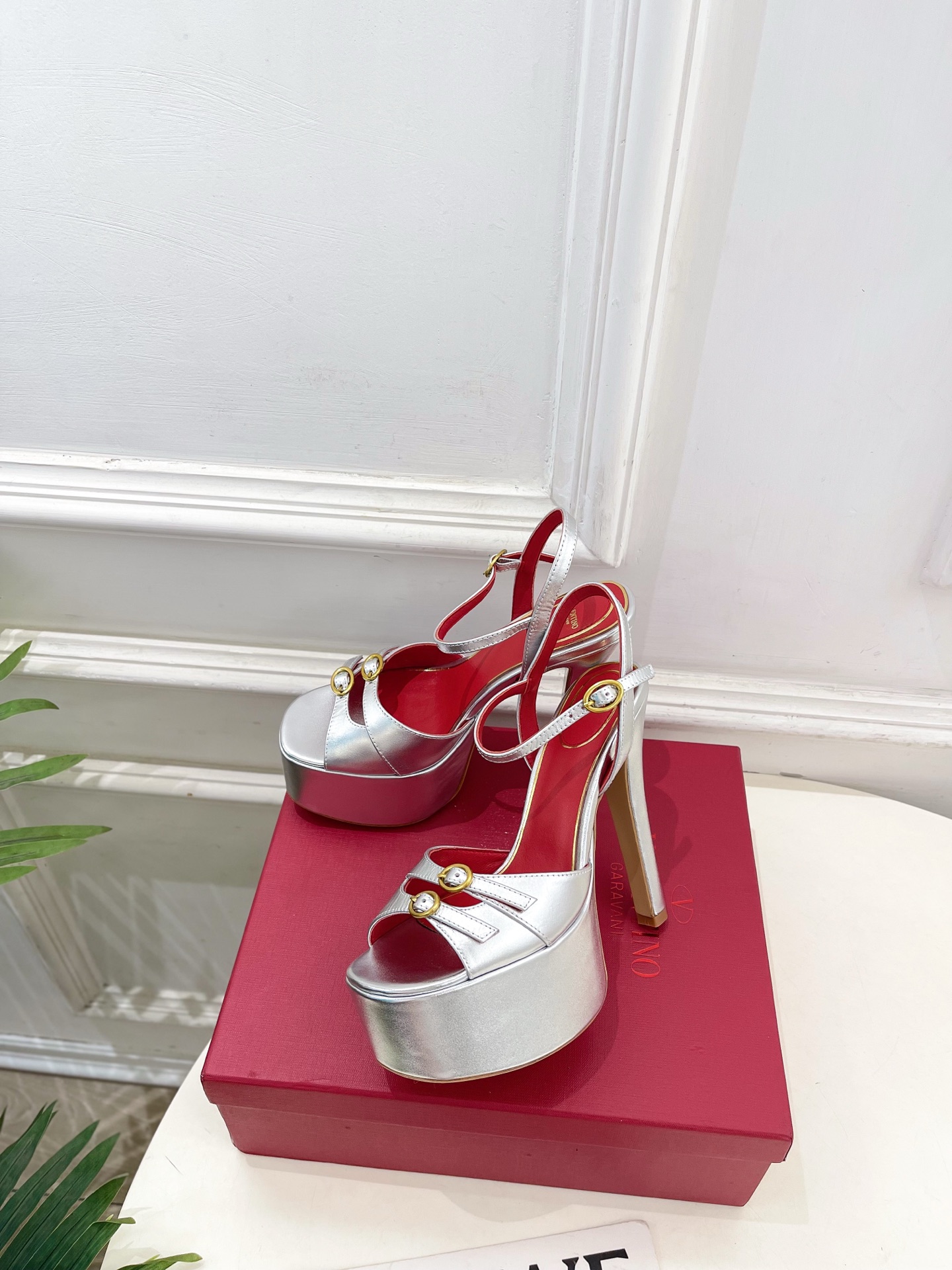 Valentino  华伦天奴 26𝐬𝐬2026春夏新品 VT双扣带防水台高跟凉鞋 上新☑️——————