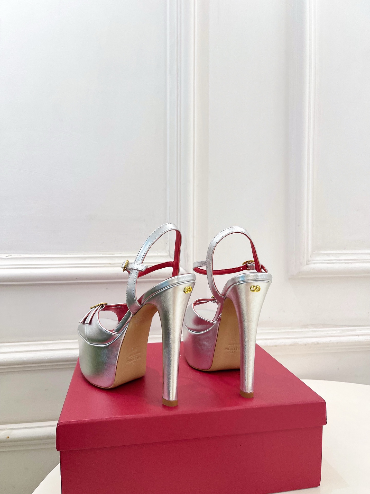 Valentino  华伦天奴 26𝐬𝐬2026春夏新品 VT双扣带防水台高跟凉鞋 上新☑️——————