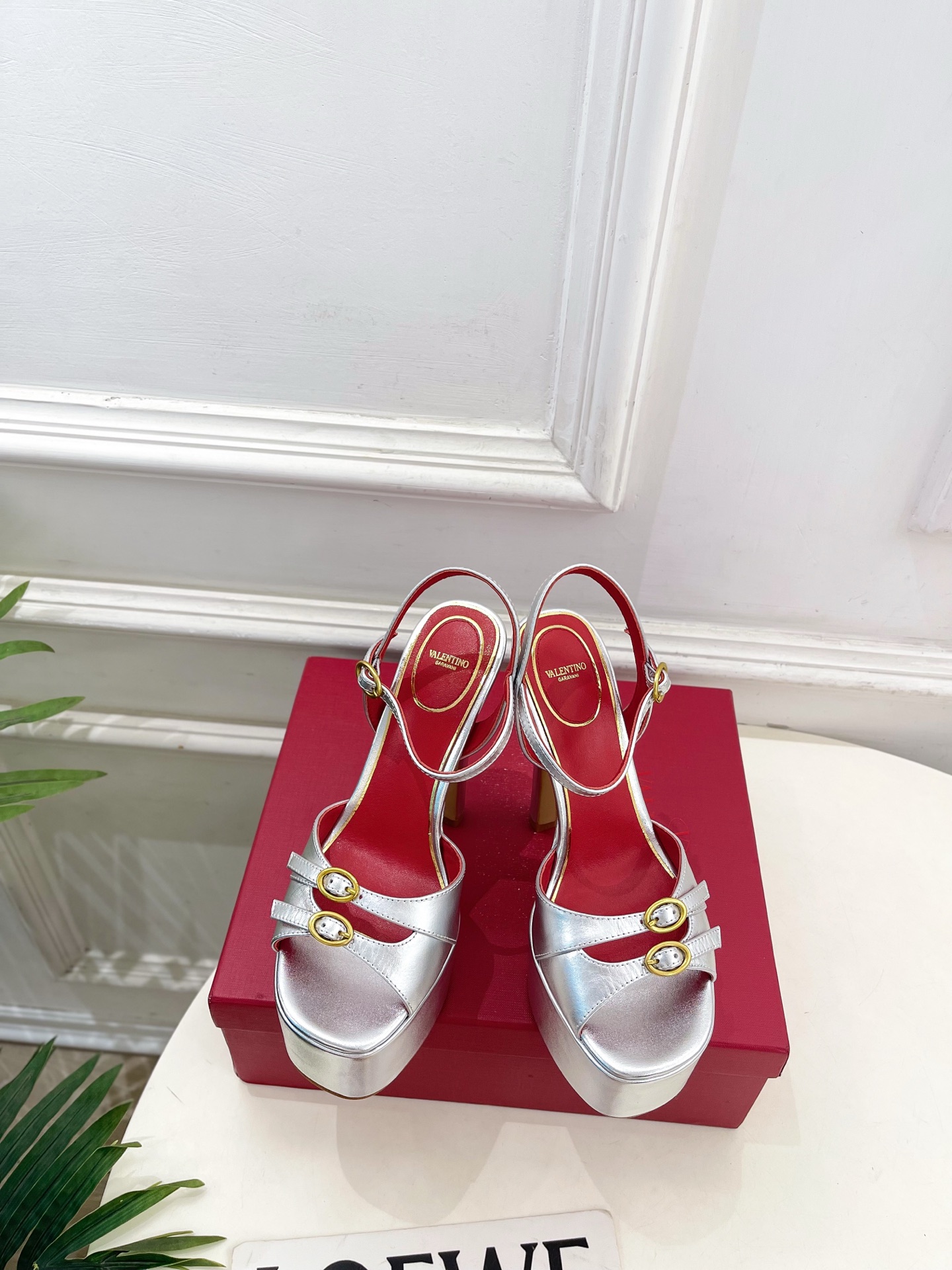 Valentino  华伦天奴 26𝐬𝐬2026春夏新品 VT双扣带防水台高跟凉鞋 上新☑️——————