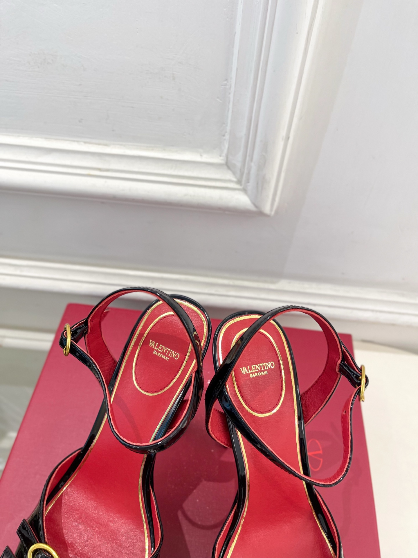 Valentino  华伦天奴 26𝐬𝐬2026春夏新品 VT双扣带防水台高跟凉鞋 上新☑️——————