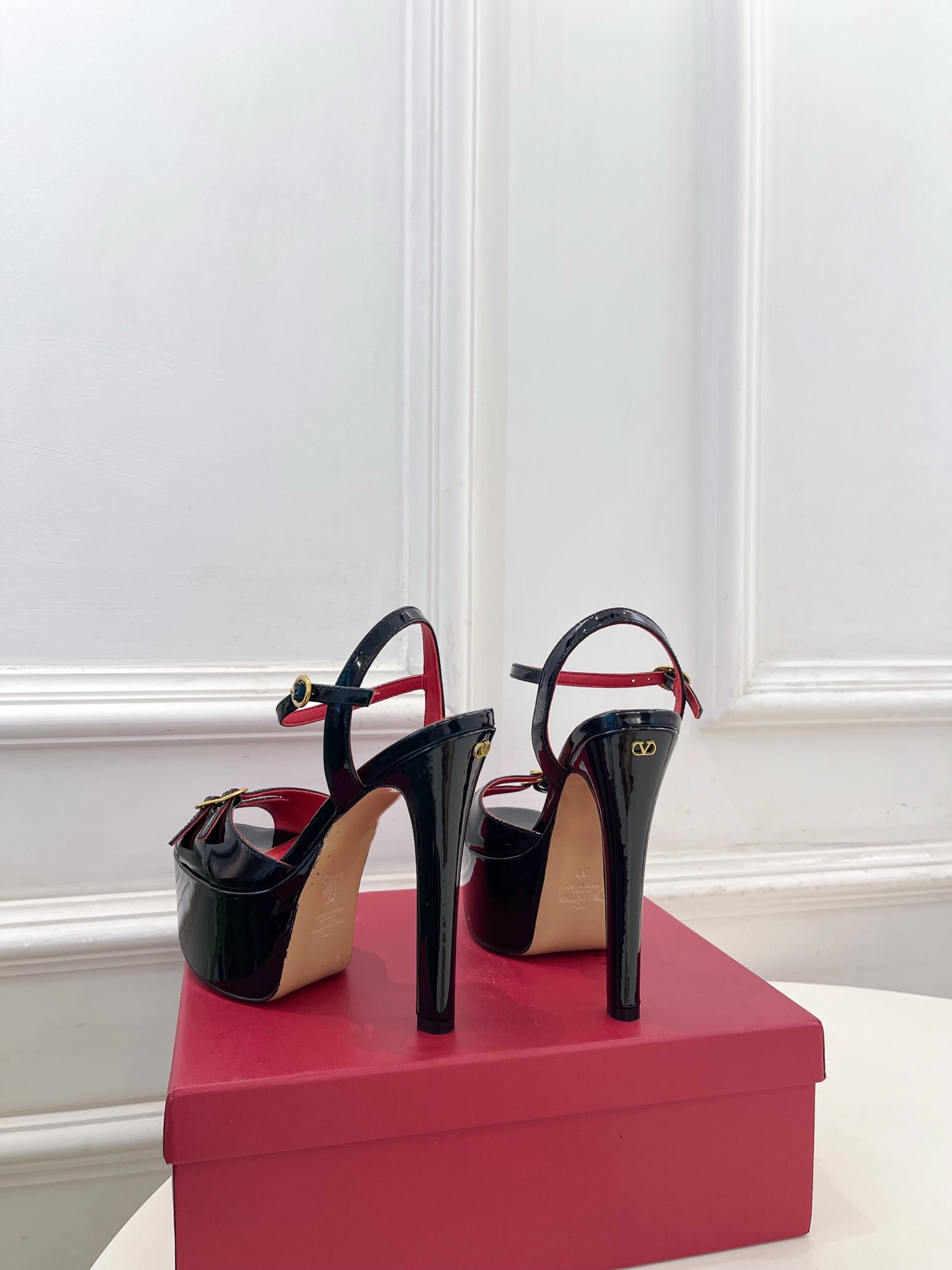 Valentino  华伦天奴 26𝐬𝐬2026春夏新品 VT双扣带防水台高跟凉鞋 上新☑️——————