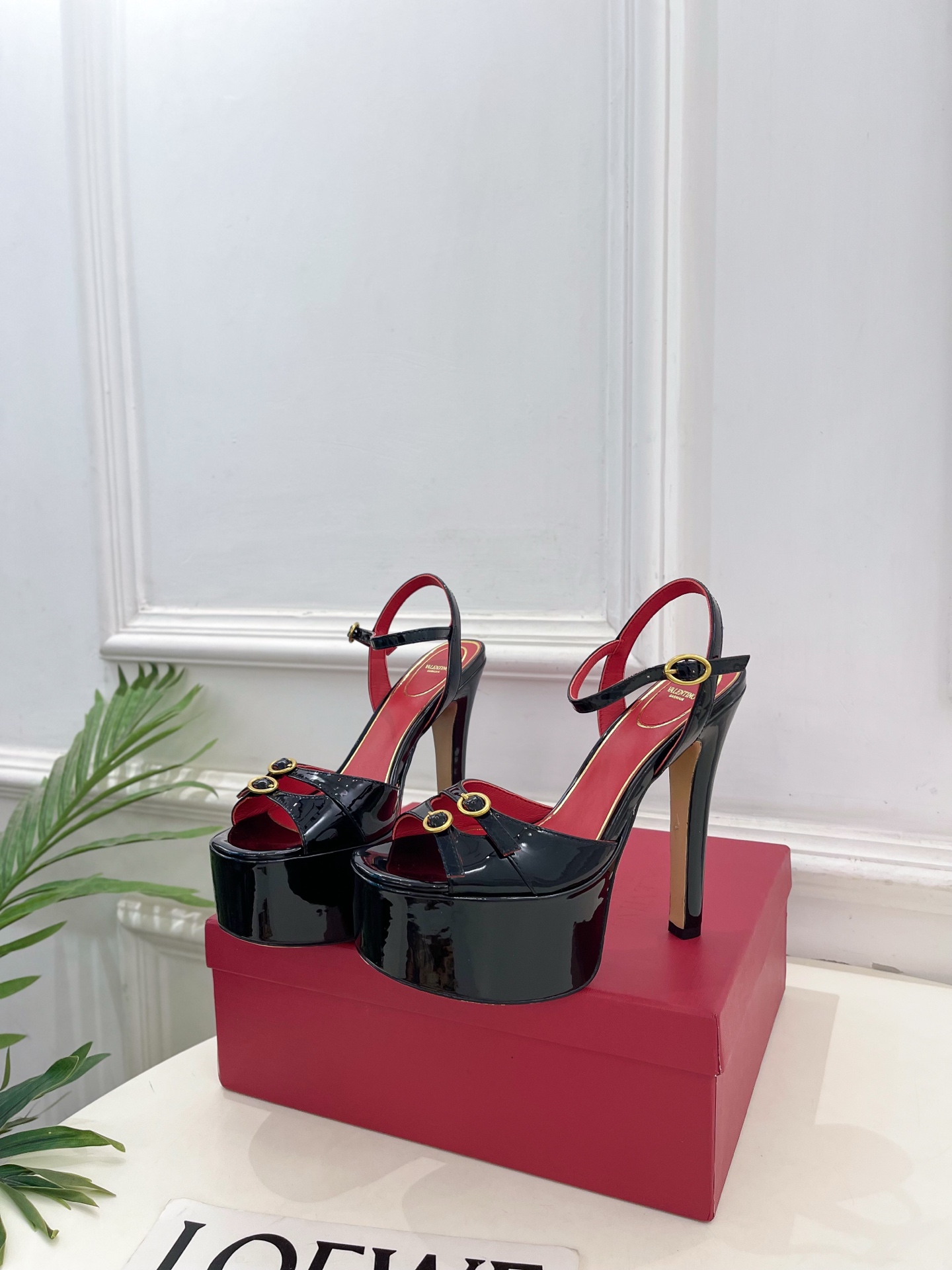 Valentino  华伦天奴 26𝐬𝐬2026春夏新品 VT双扣带防水台高跟凉鞋 上新☑️——————