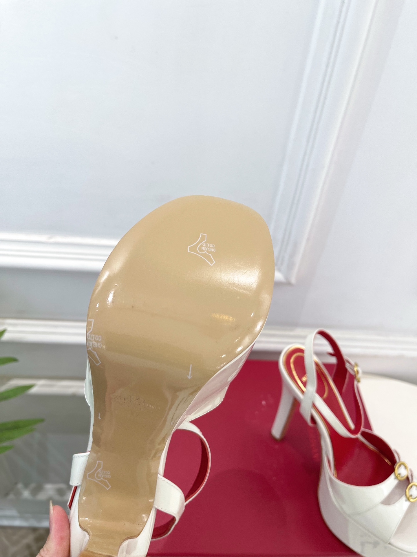 Valentino  华伦天奴 26𝐬𝐬2026春夏新品 VT双扣带防水台高跟凉鞋 上新☑️——————