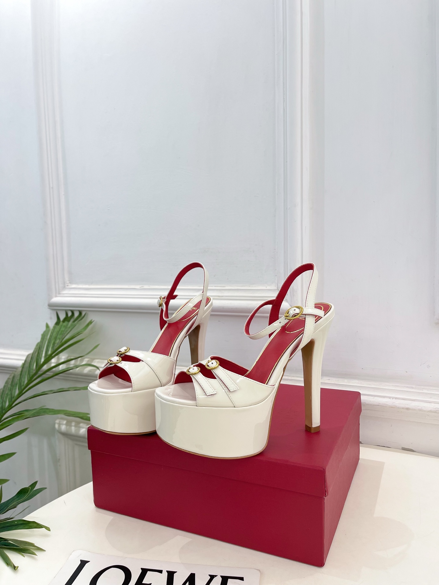 Valentino  华伦天奴 26𝐬𝐬2026春夏新品 VT双扣带防水台高跟凉鞋 上新☑️——————