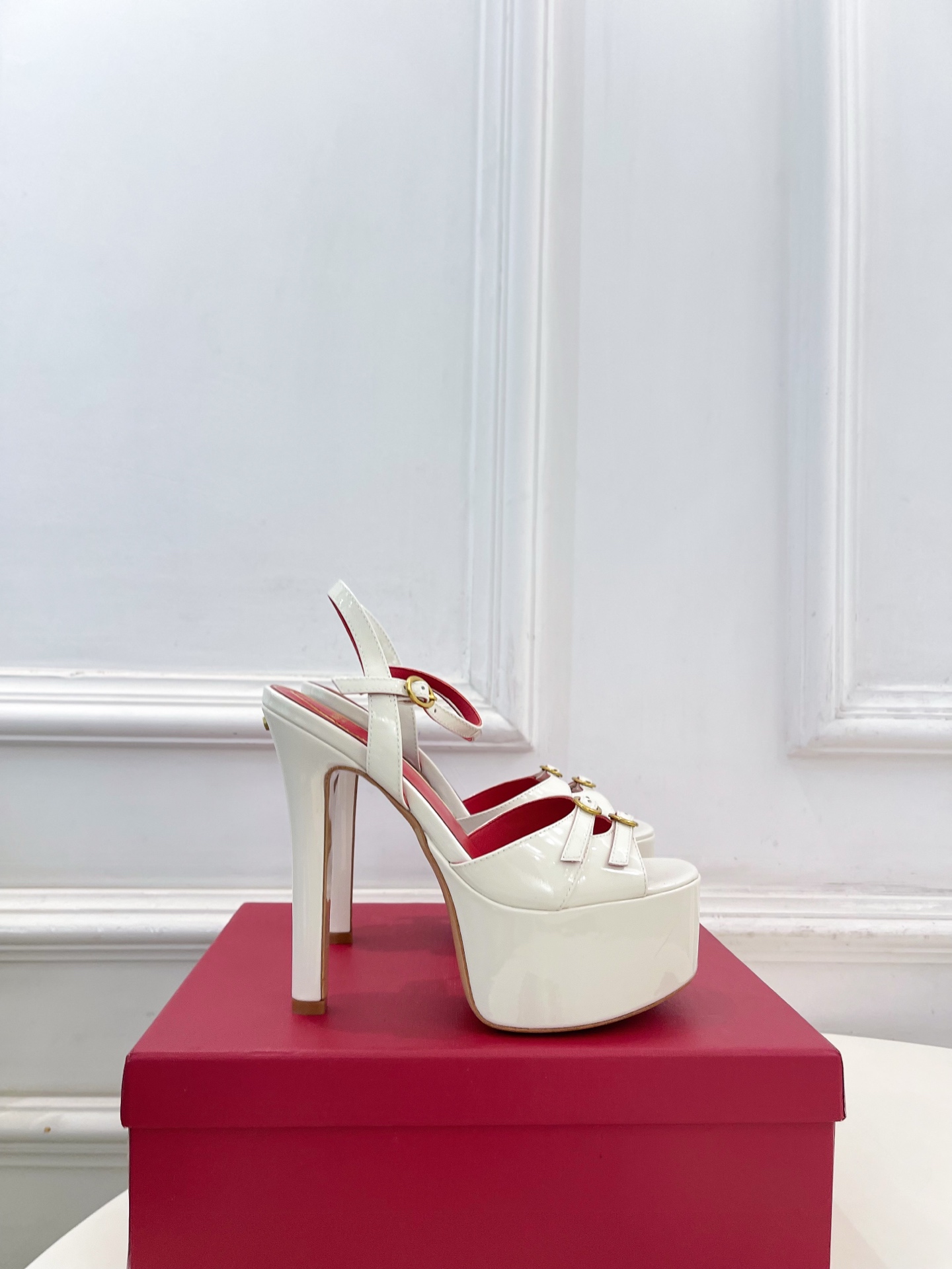 Valentino  华伦天奴 26𝐬𝐬2026春夏新品 VT双扣带防水台高跟凉鞋 上新☑️——————