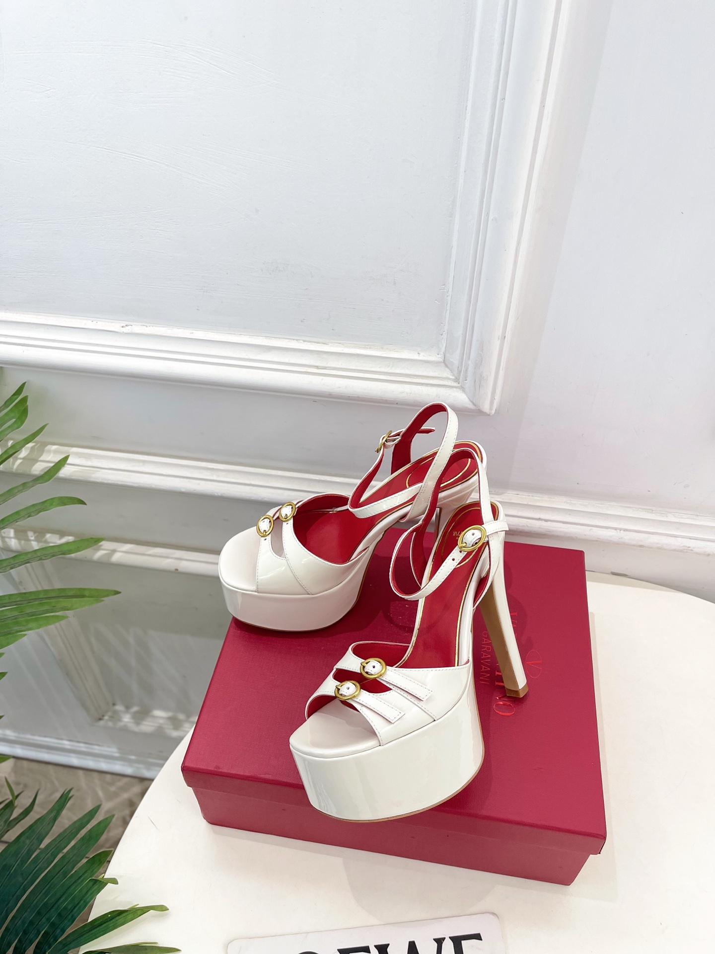Valentino  华伦天奴 26𝐬𝐬2026春夏新品 VT双扣带防水台高跟凉鞋 上新☑️——————