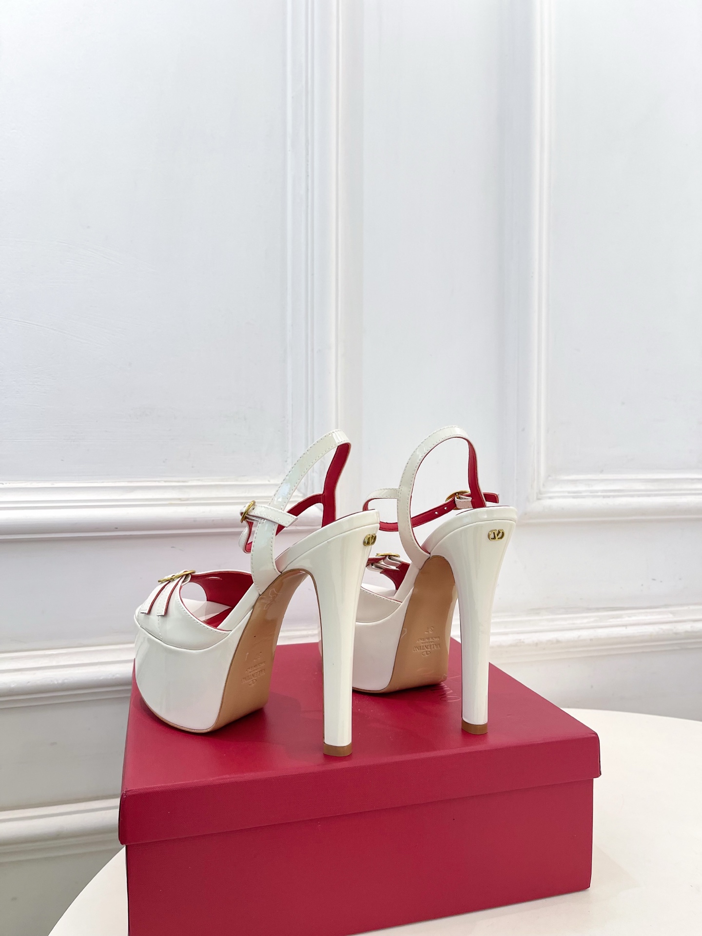 Valentino  华伦天奴 26𝐬𝐬2026春夏新品 VT双扣带防水台高跟凉鞋 上新☑️——————