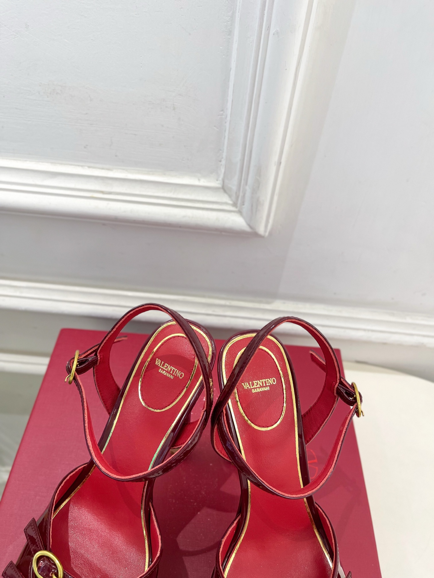 Valentino  华伦天奴 26𝐬𝐬2026春夏新品 VT双扣带防水台高跟凉鞋 上新☑️——————
