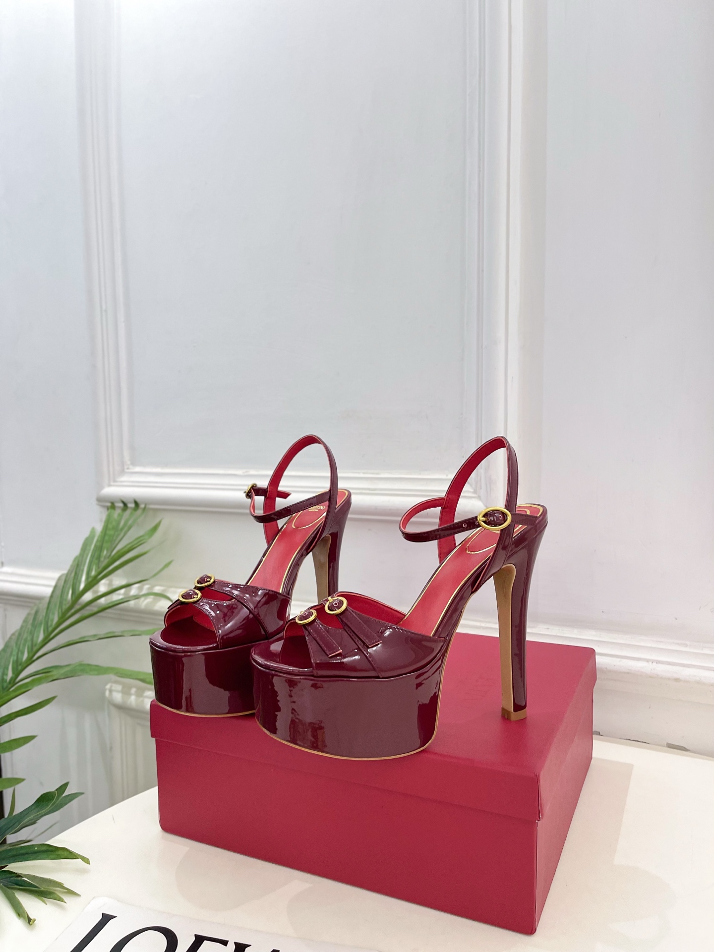 Valentino  华伦天奴 26𝐬𝐬2026春夏新品 VT双扣带防水台高跟凉鞋 上新☑️——————