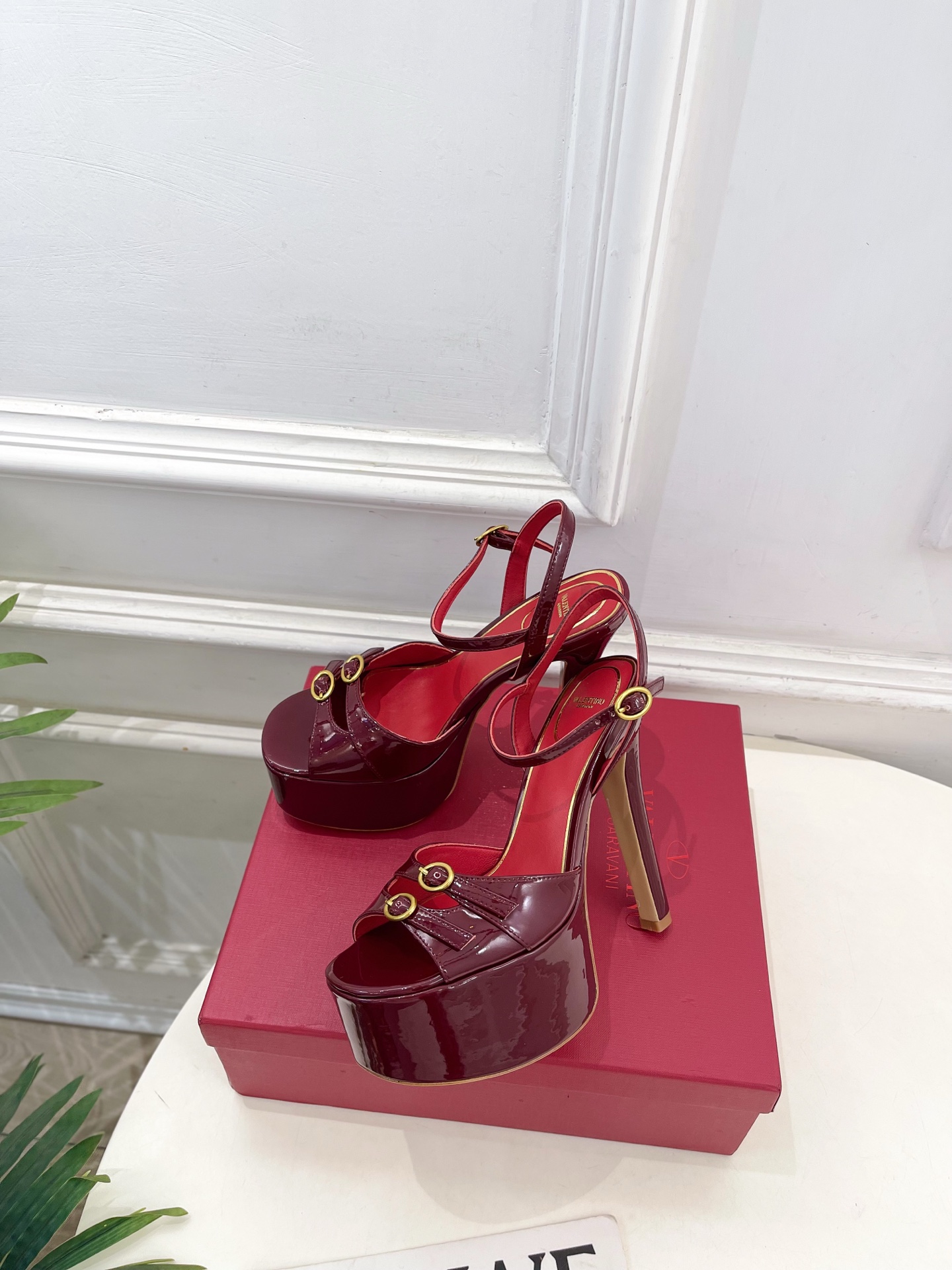 Valentino  华伦天奴 26𝐬𝐬2026春夏新品 VT双扣带防水台高跟凉鞋 上新☑️——————
