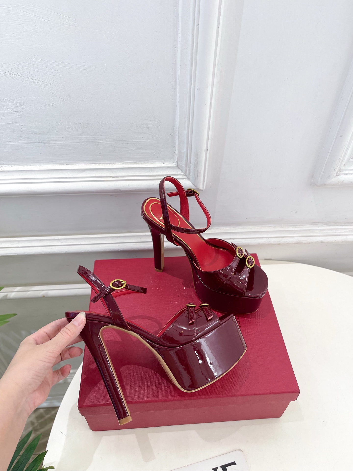 Valentino  华伦天奴 26𝐬𝐬2026春夏新品 VT双扣带防水台高跟凉鞋 上新☑️——————