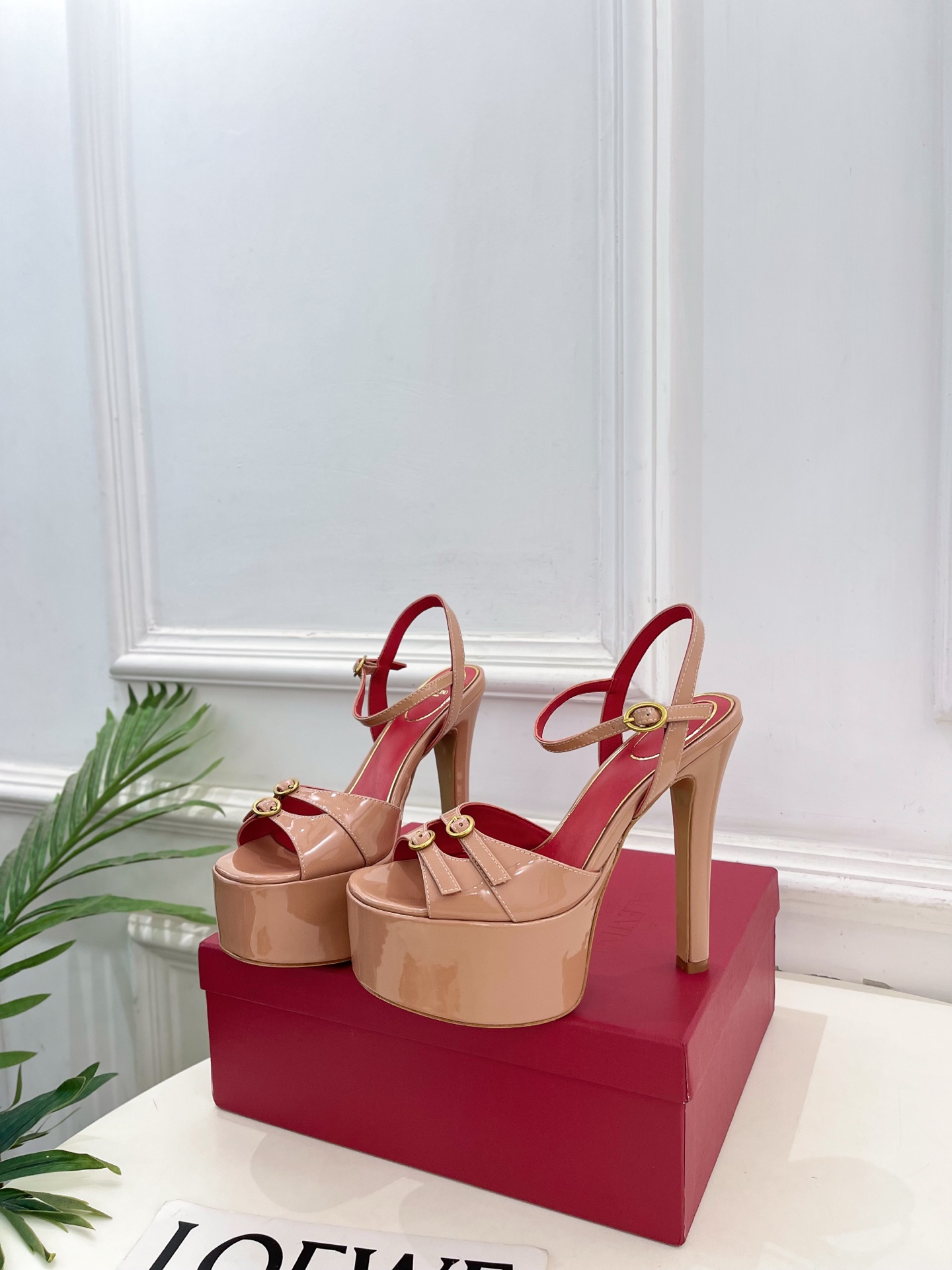 Valentino  华伦天奴 26𝐬𝐬2026春夏新品 VT双扣带防水台高跟凉鞋 上新☑️——————