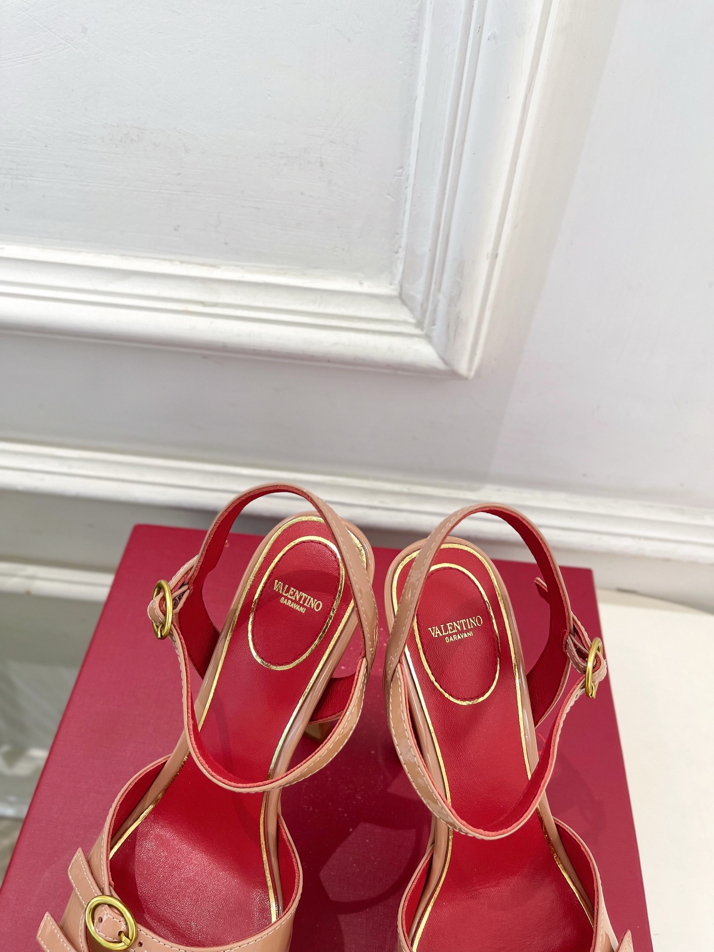 Valentino  华伦天奴 26𝐬𝐬2026春夏新品 VT双扣带防水台高跟凉鞋 上新☑️——————