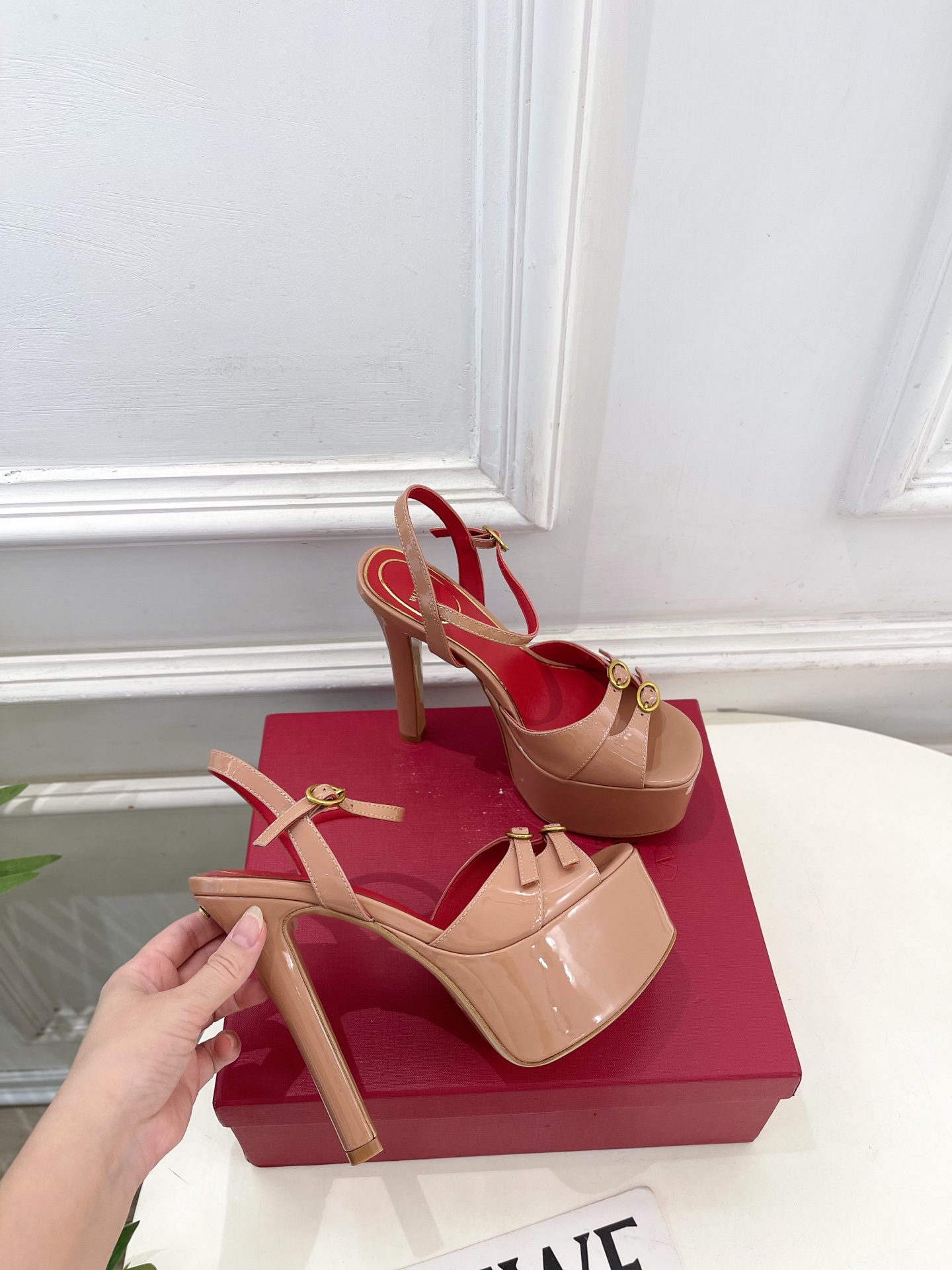Valentino  华伦天奴 26𝐬𝐬2026春夏新品 VT双扣带防水台高跟凉鞋 上新☑️——————