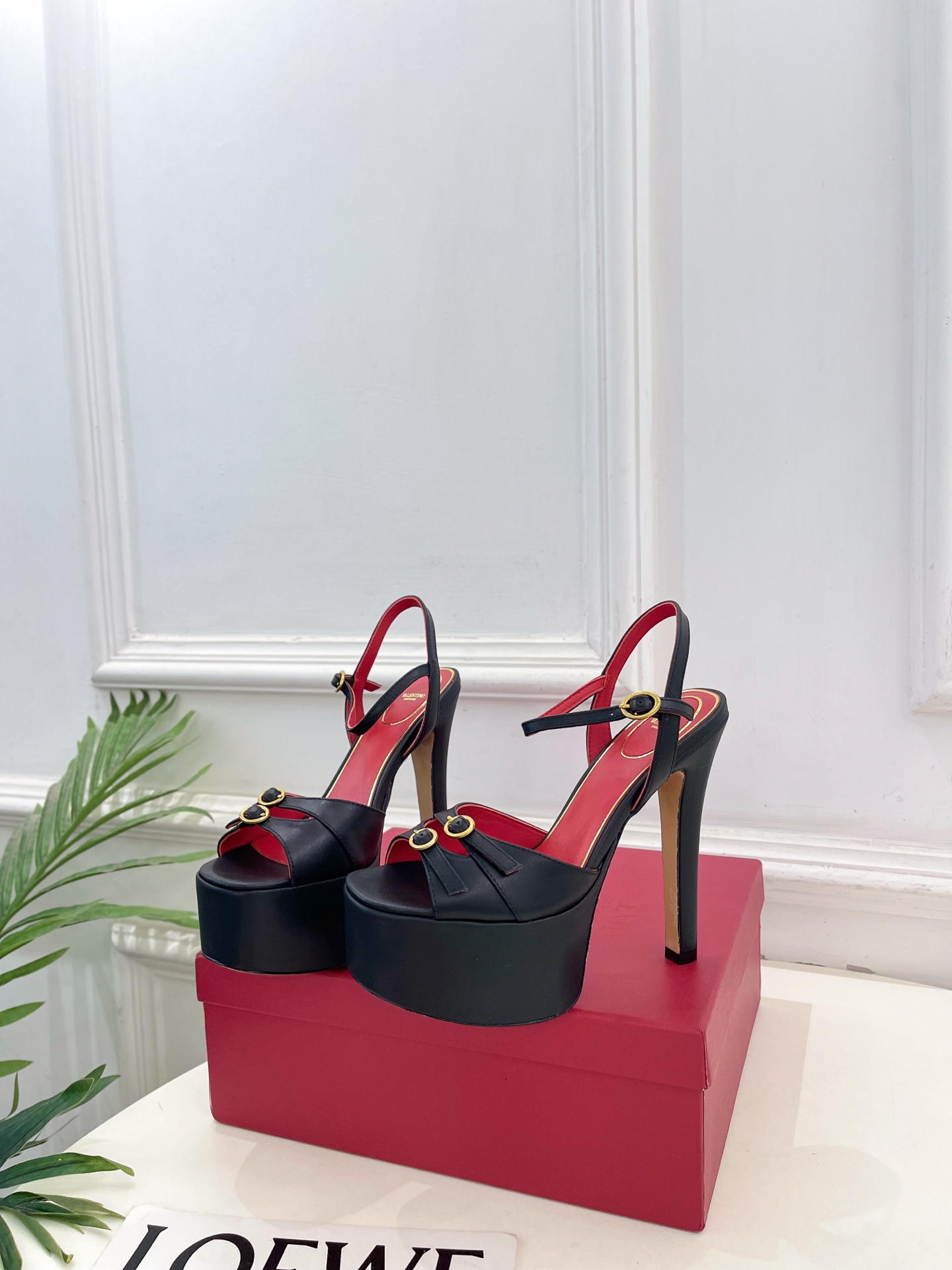 Valentino  华伦天奴 26𝐬𝐬2026春夏新品 VT双扣带防水台高跟凉鞋 上新☑️——————