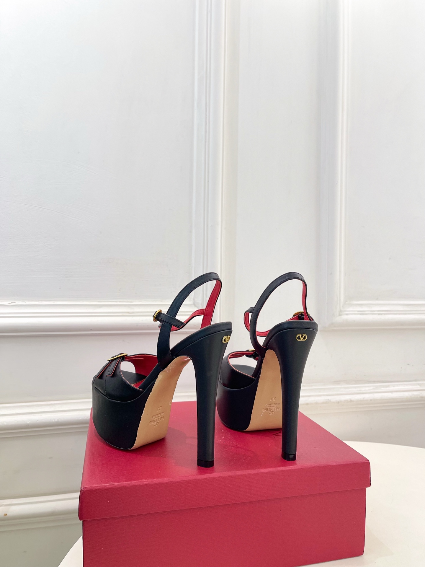 Valentino  华伦天奴 26𝐬𝐬2026春夏新品 VT双扣带防水台高跟凉鞋 上新☑️——————