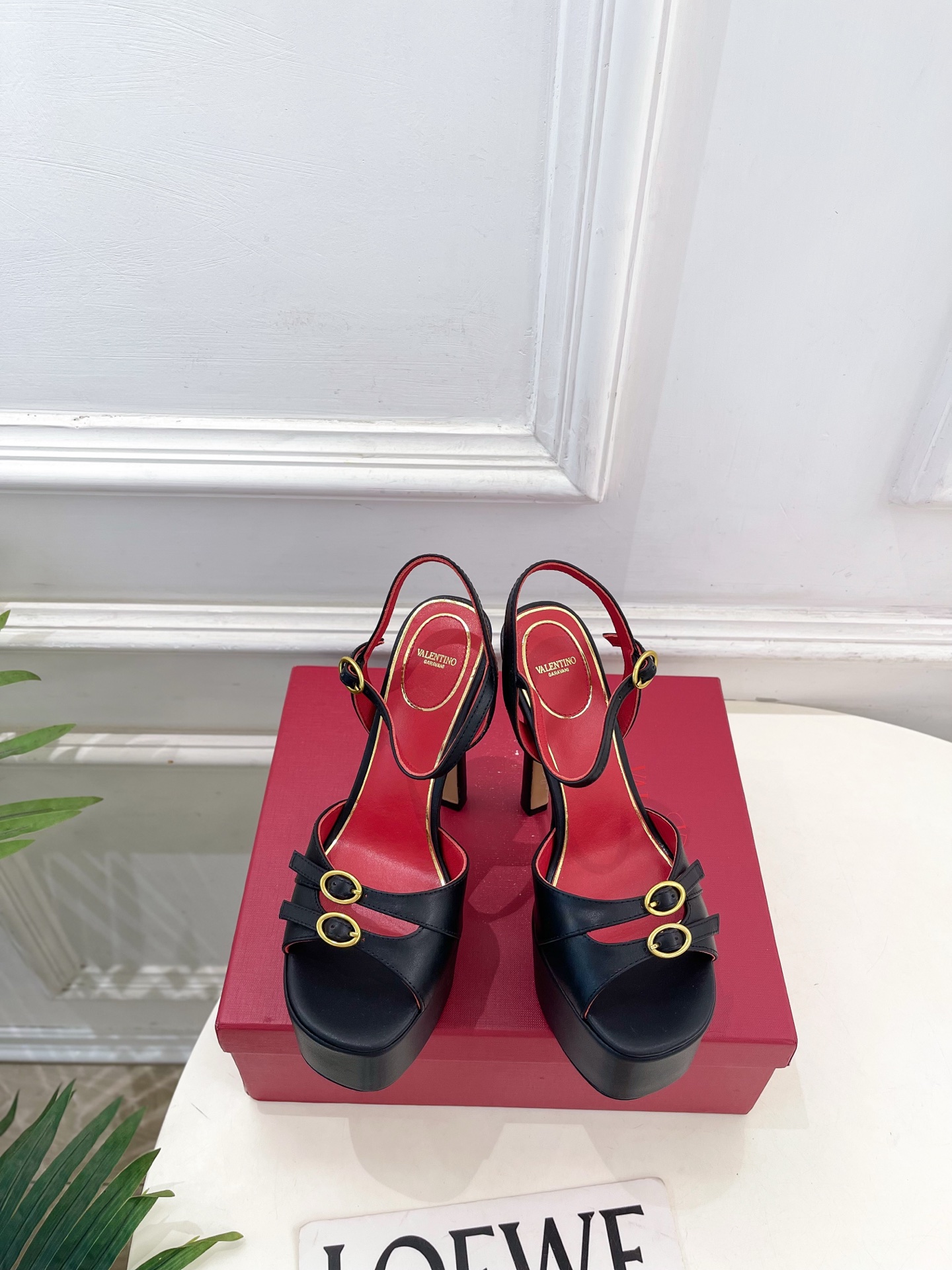 Valentino  华伦天奴 26𝐬𝐬2026春夏新品 VT双扣带防水台高跟凉鞋 上新☑️——————