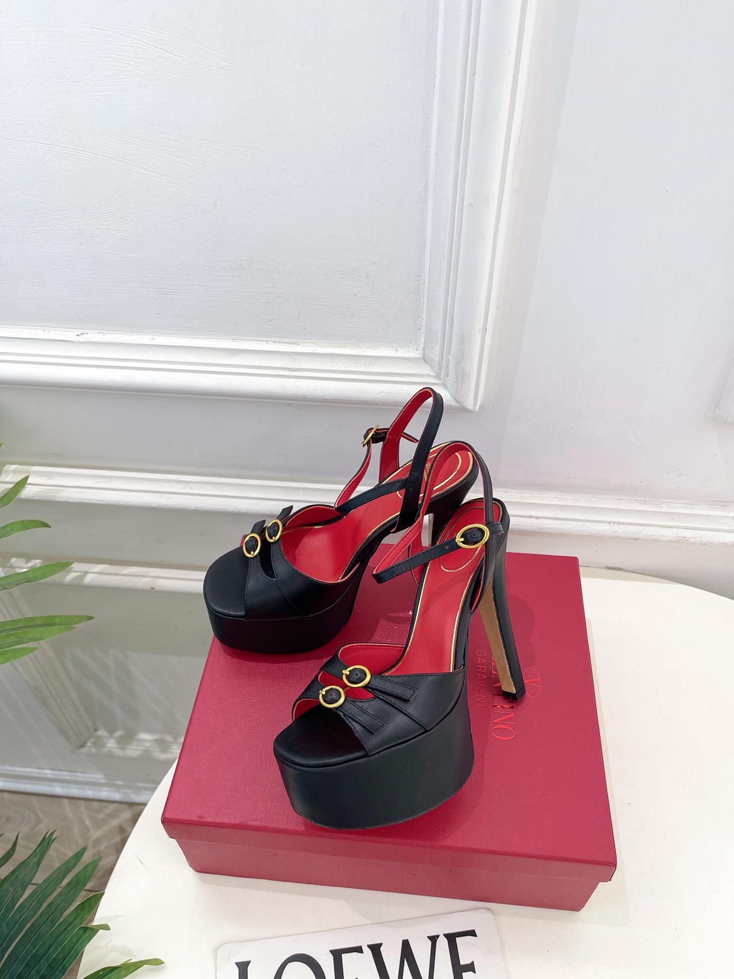 Valentino  华伦天奴 26𝐬𝐬2026春夏新品 VT双扣带防水台高跟凉鞋 上新☑️——————