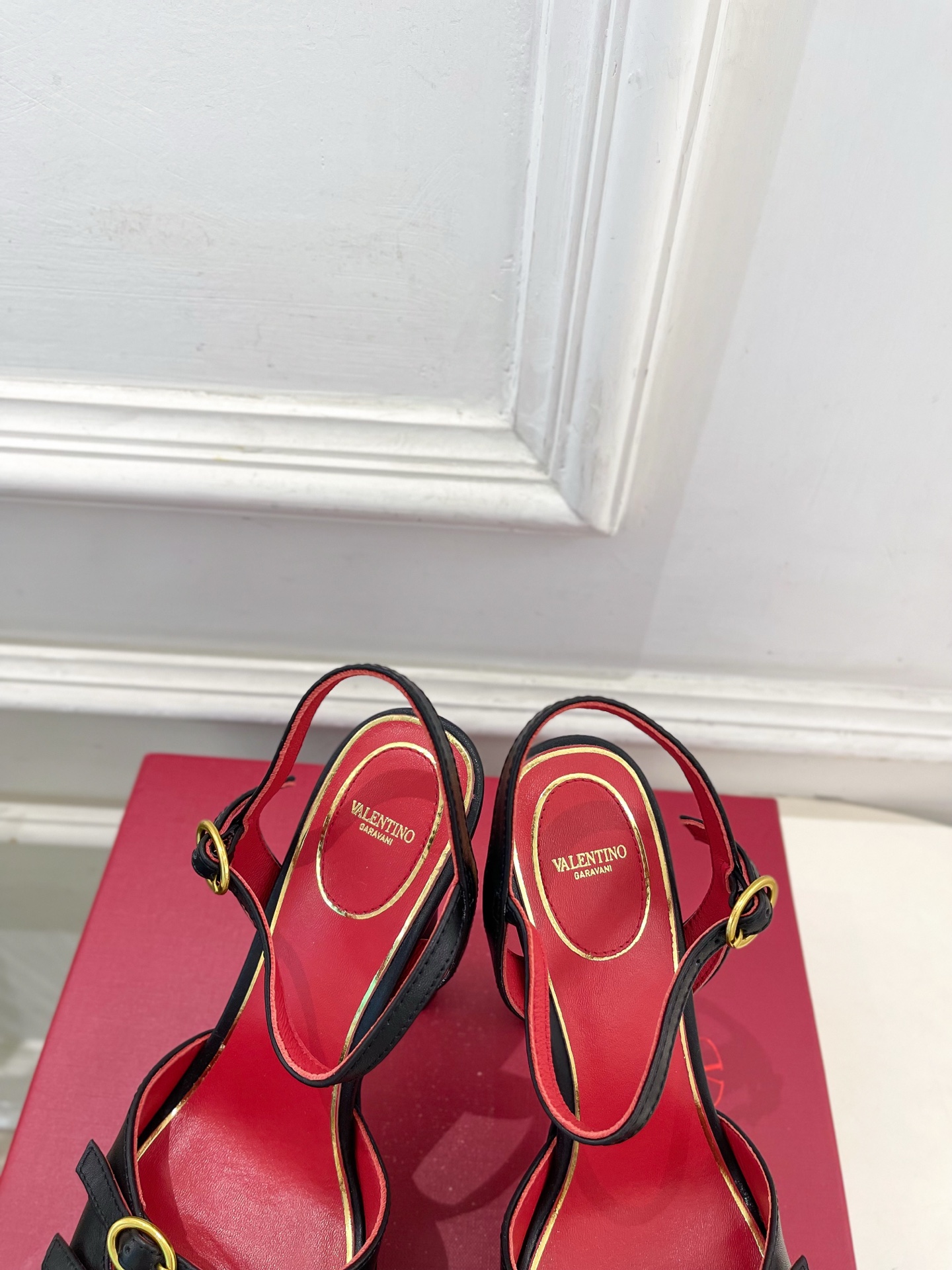 Valentino  华伦天奴 26𝐬𝐬2026春夏新品 VT双扣带防水台高跟凉鞋 上新☑️——————