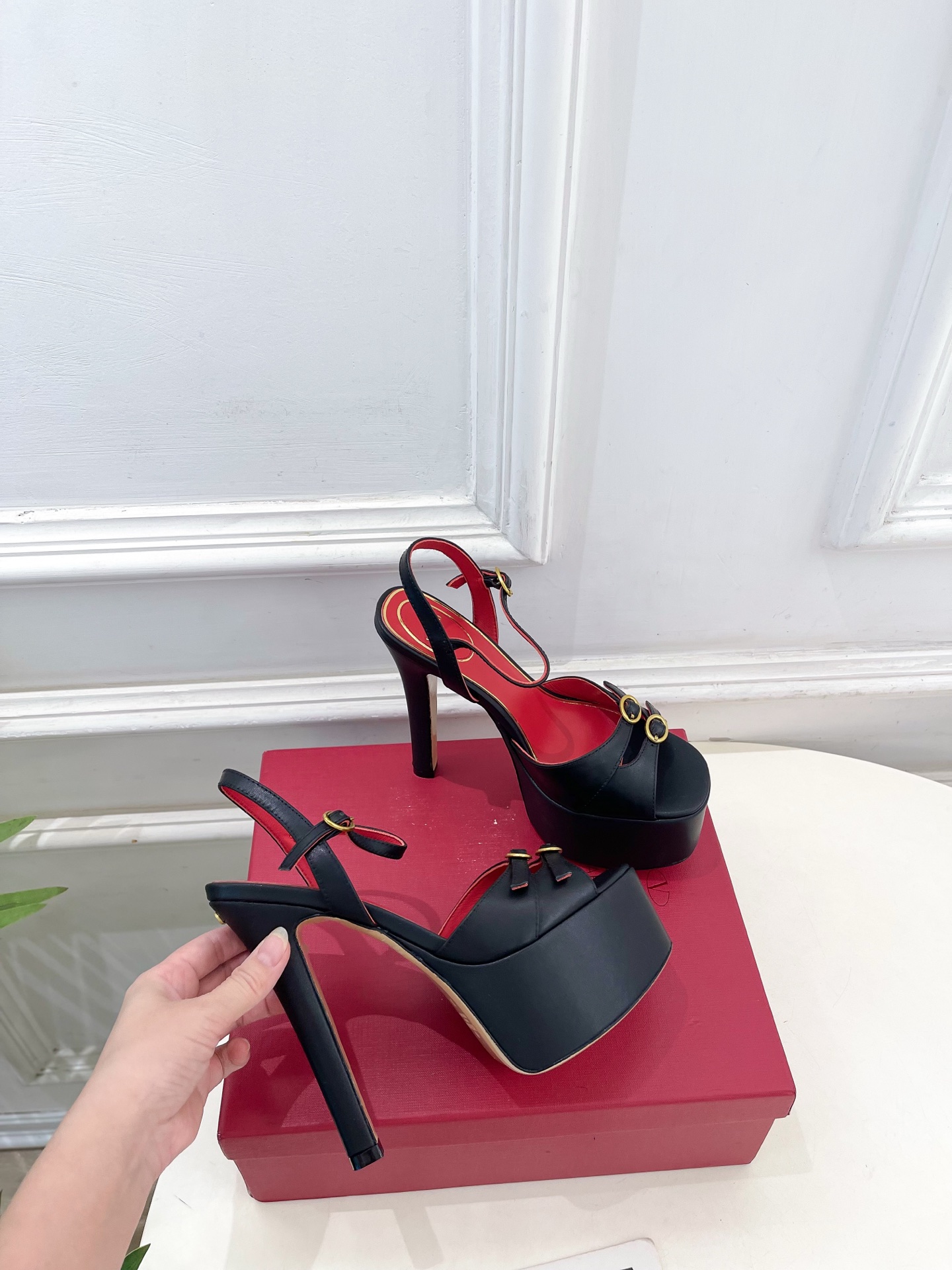 Valentino  华伦天奴 26𝐬𝐬2026春夏新品 VT双扣带防水台高跟凉鞋 上新☑️——————