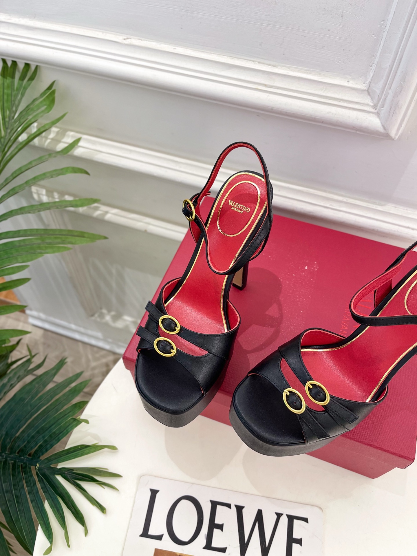 Valentino  华伦天奴 26𝐬𝐬2026春夏新品 VT双扣带防水台高跟凉鞋 上新☑️——————