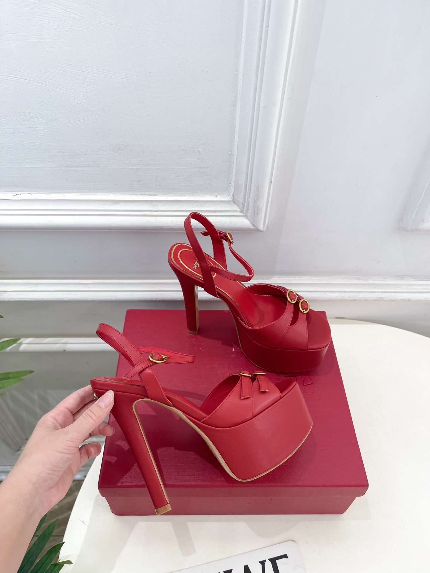 Valentino  华伦天奴 26𝐬𝐬2026春夏新品 VT双扣带防水台高跟凉鞋 上新☑️——————