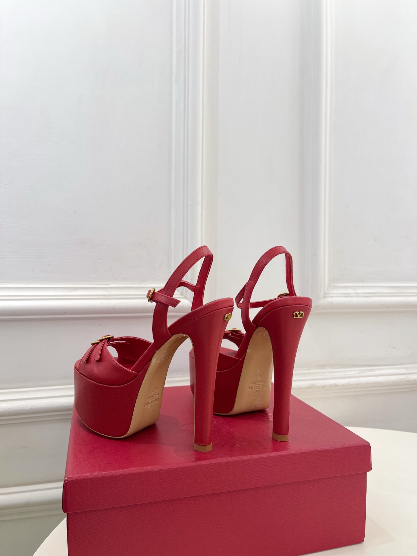 Valentino  华伦天奴 26𝐬𝐬2026春夏新品 VT双扣带防水台高跟凉鞋 上新☑️——————
