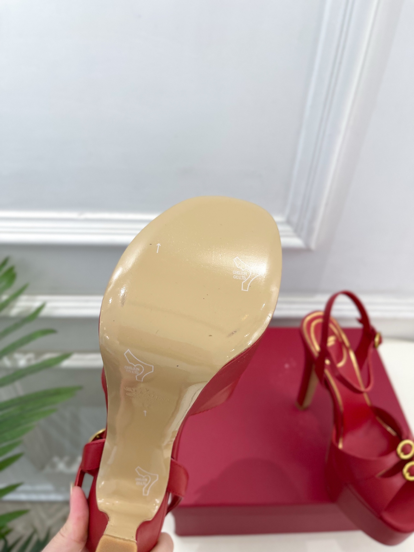 Valentino  华伦天奴 26𝐬𝐬2026春夏新品 VT双扣带防水台高跟凉鞋 上新☑️——————