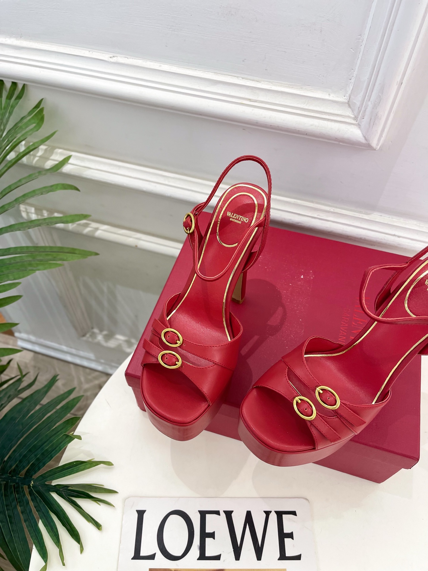 Valentino  华伦天奴 26𝐬𝐬2026春夏新品 VT双扣带防水台高跟凉鞋 上新☑️——————