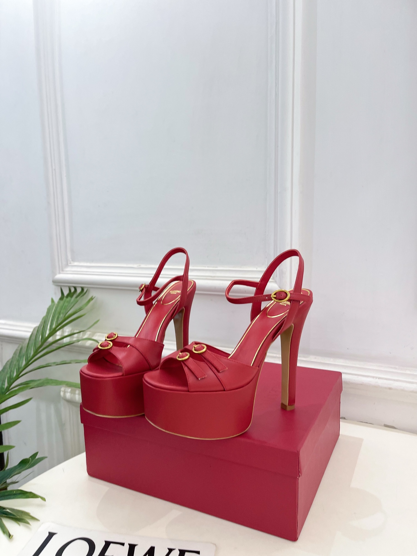 Valentino  华伦天奴 26𝐬𝐬2026春夏新品 VT双扣带防水台高跟凉鞋 上新☑️——————