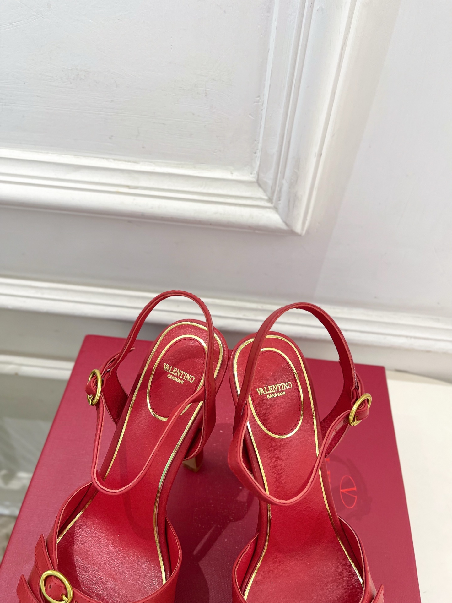 Valentino  华伦天奴 26𝐬𝐬2026春夏新品 VT双扣带防水台高跟凉鞋 上新☑️——————