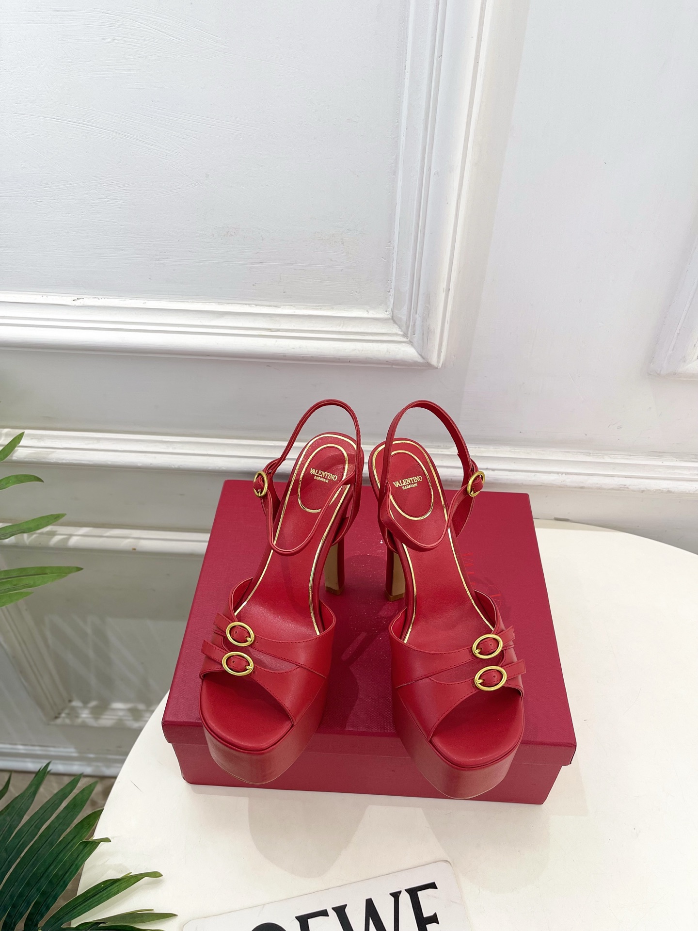 Valentino  华伦天奴 26𝐬𝐬2026春夏新品 VT双扣带防水台高跟凉鞋 上新☑️——————