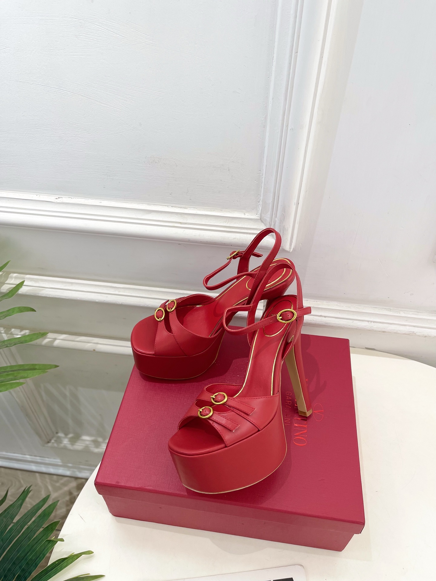 Valentino  华伦天奴 26𝐬𝐬2026春夏新品 VT双扣带防水台高跟凉鞋 上新☑️——————